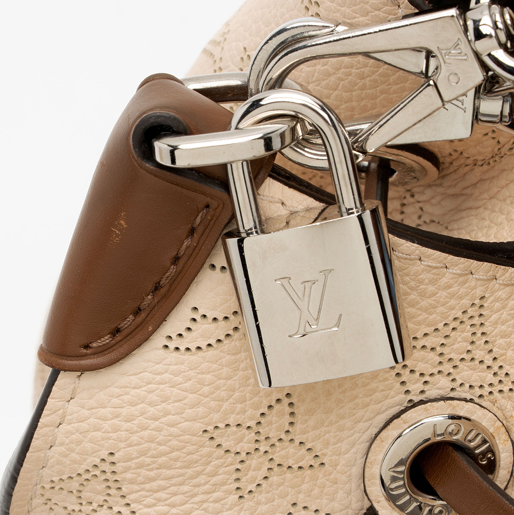 Louis Vuitton Mahina Leather Muria Bucket Bag (SHF-BNsEFh)