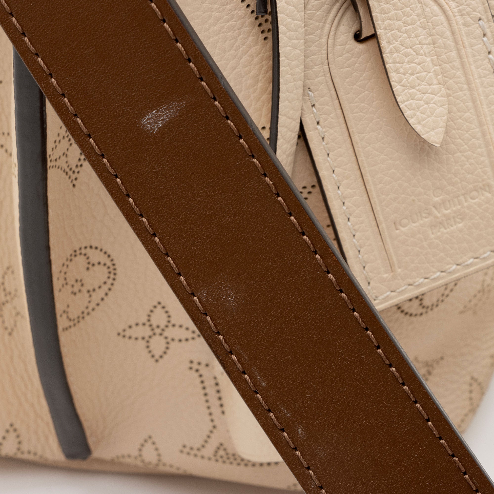 Louis Vuitton Mahina Leather Muria Bucket Bag (SHF-BNsEFh)