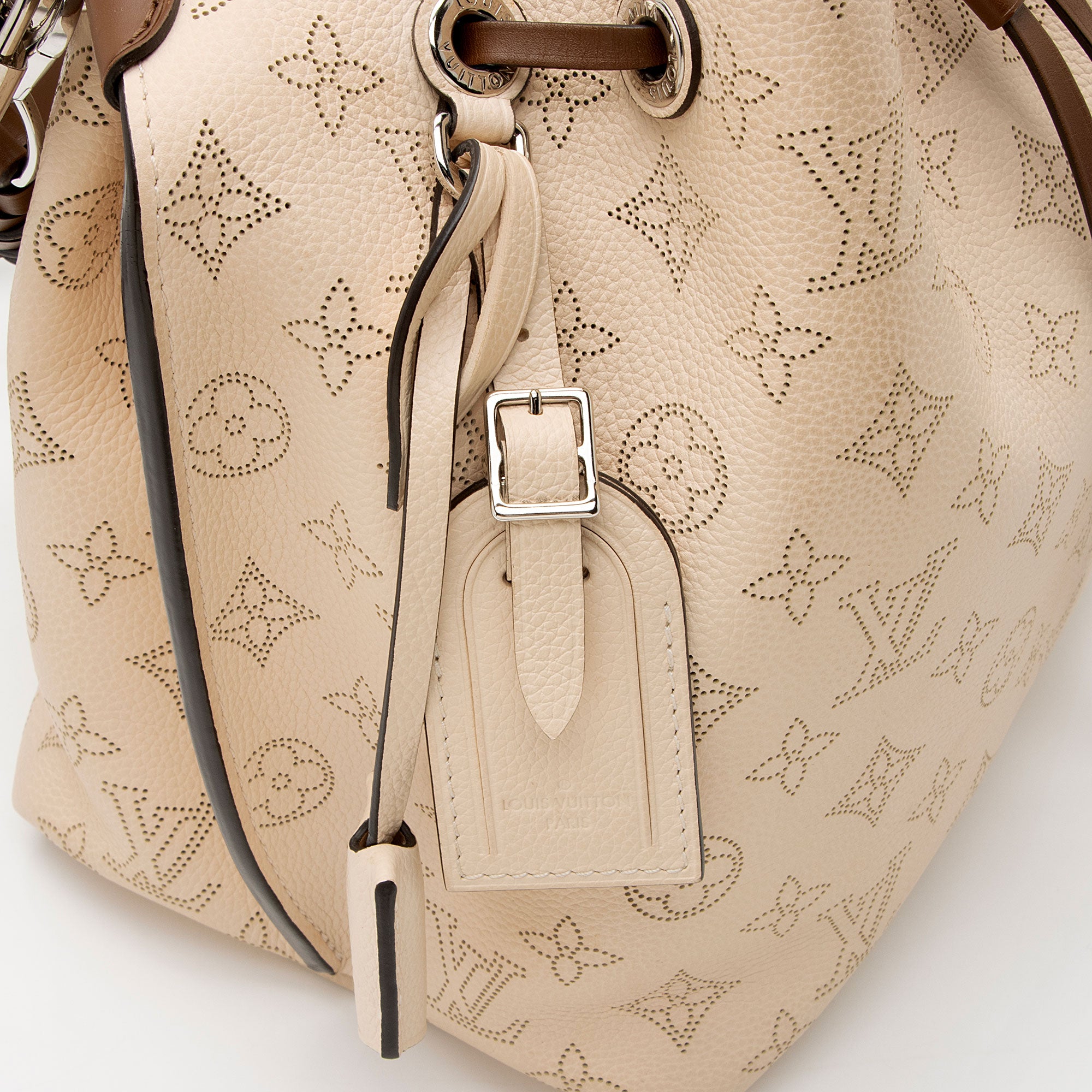 Louis Vuitton Mahina Leather Muria Bucket Bag (SHF-BNsEFh)