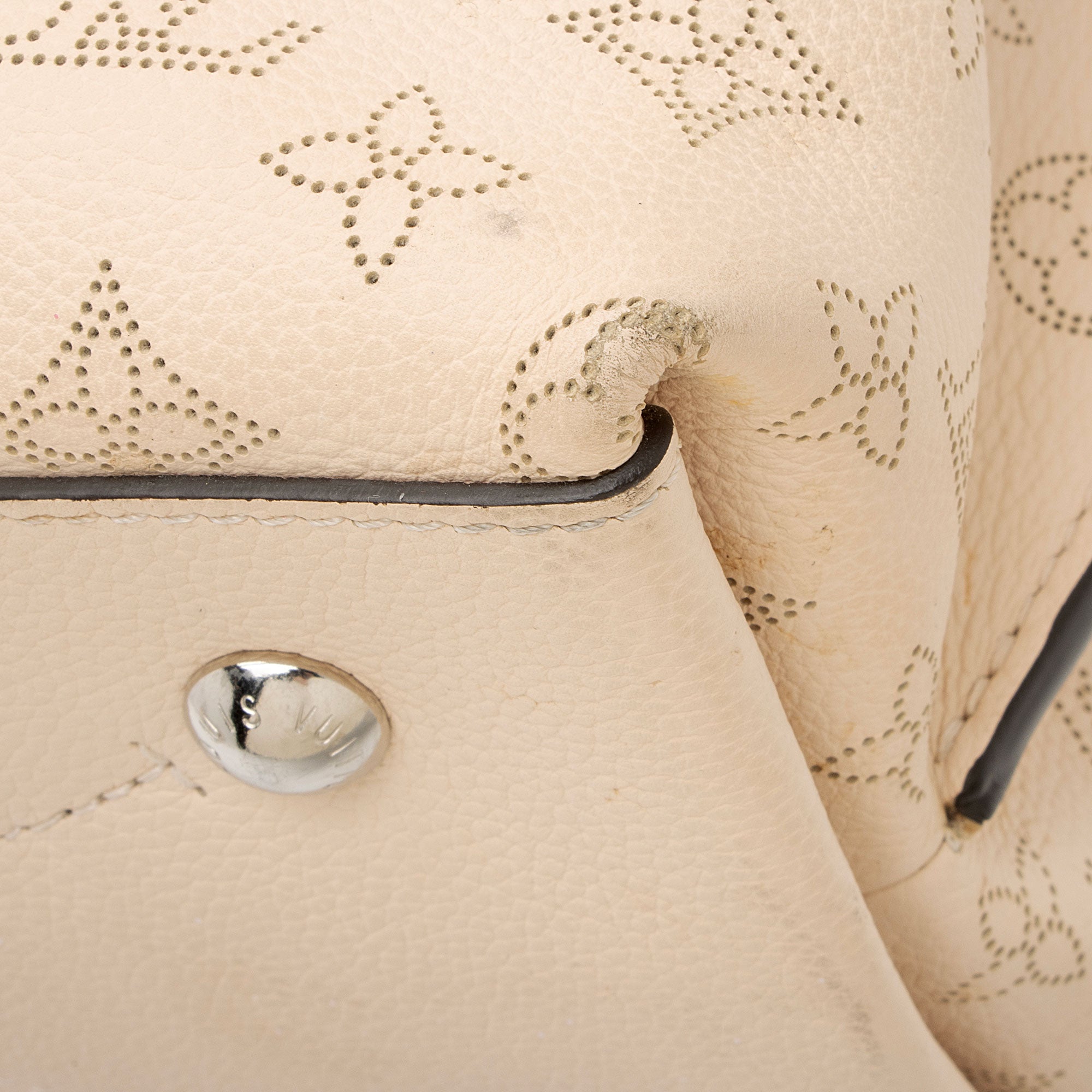 Louis Vuitton Mahina Leather Muria Bucket Bag (SHF-BNsEFh)