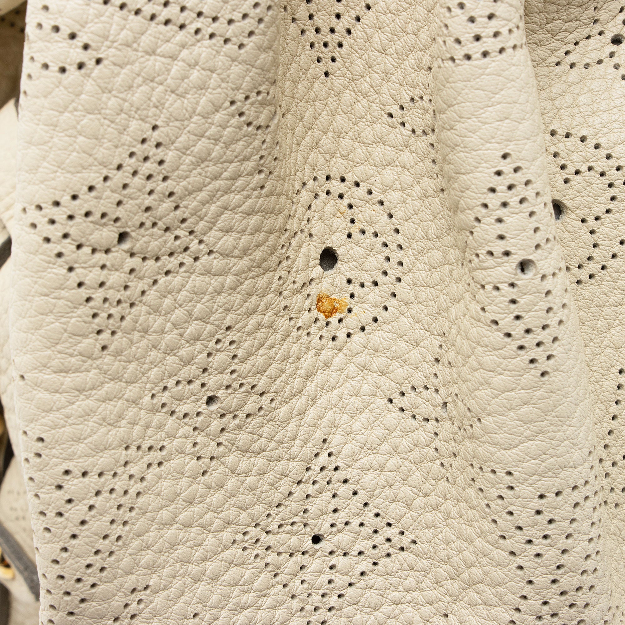 Louis Vuitton Mahina Leather XL Hobo (SHF-XqaxdJ)