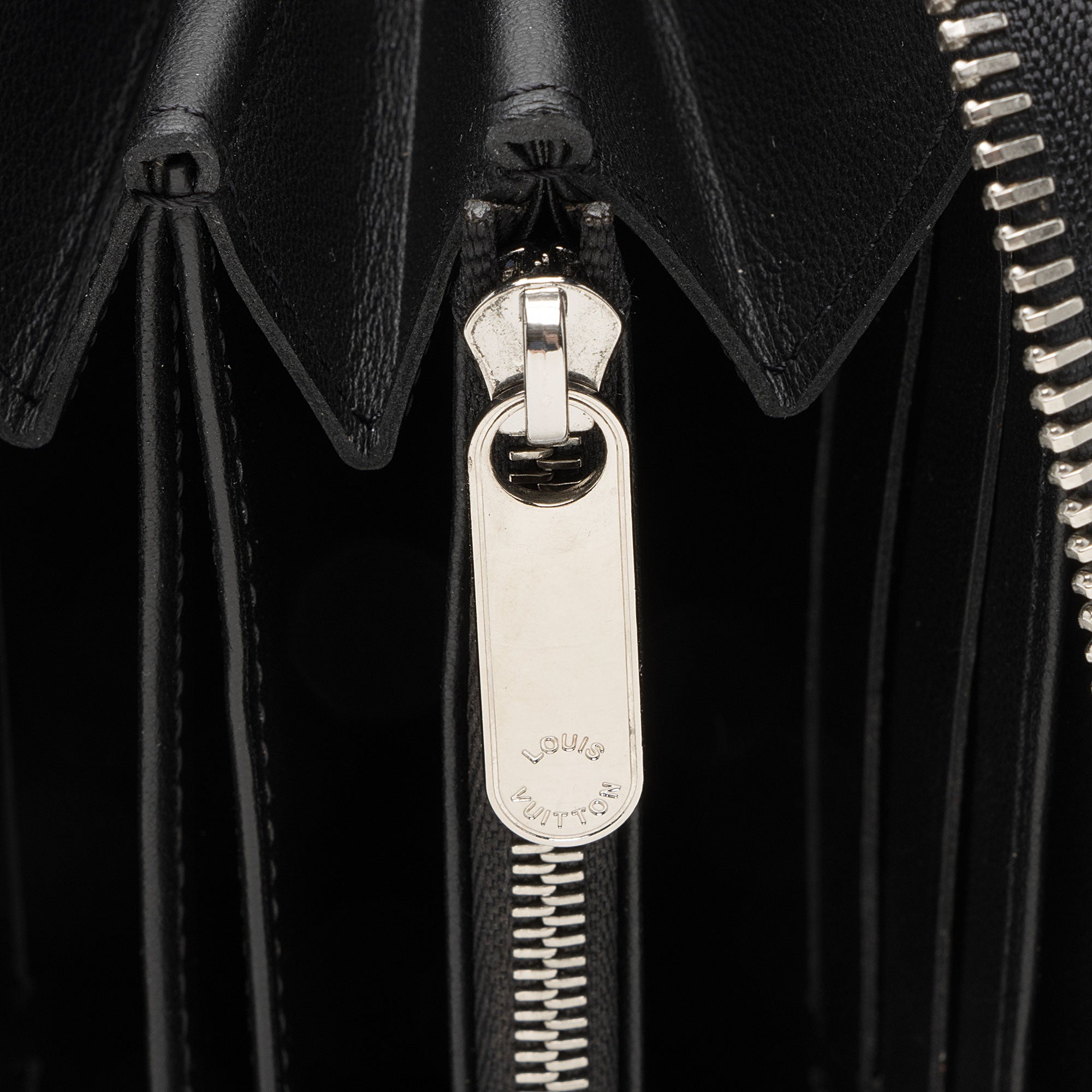 Louis Vuitton Mahina Leather Zippy Wallet (SHF-kZWV9m)