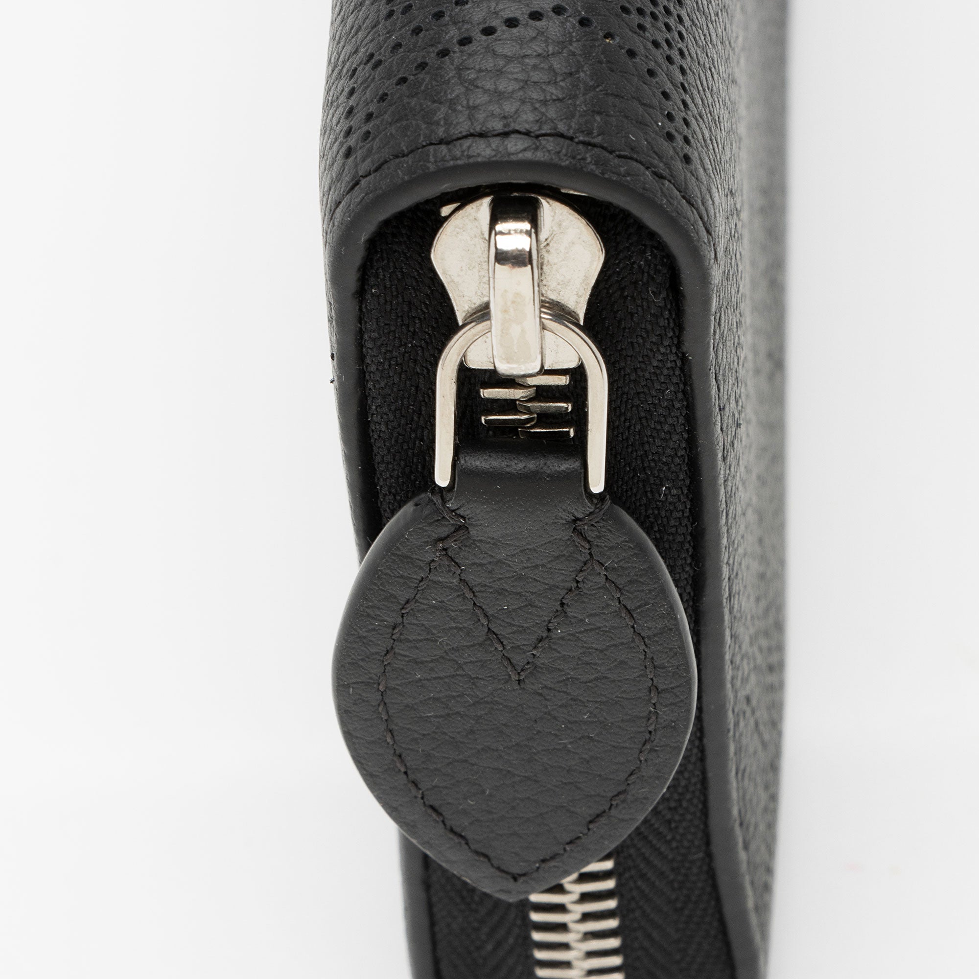Louis Vuitton Mahina Leather Zippy Wallet (SHF-kZWV9m)