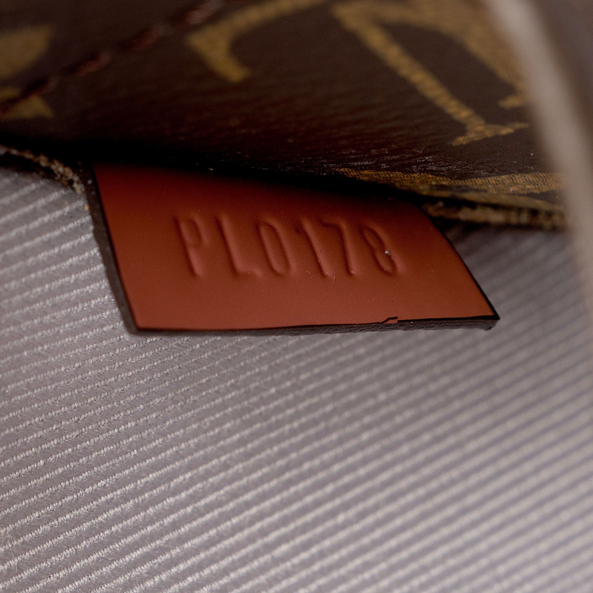 Louis Vuitton Miroir Patent Leather Venice Shoulder Bag (SHF-ZDUV9d)