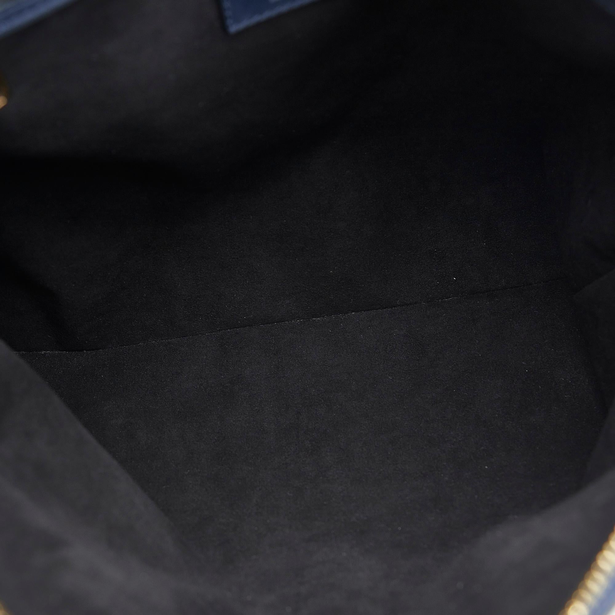 Louis Vuitton Monogram Addiction Lockit Vertical MM (SHG-AMrldH)