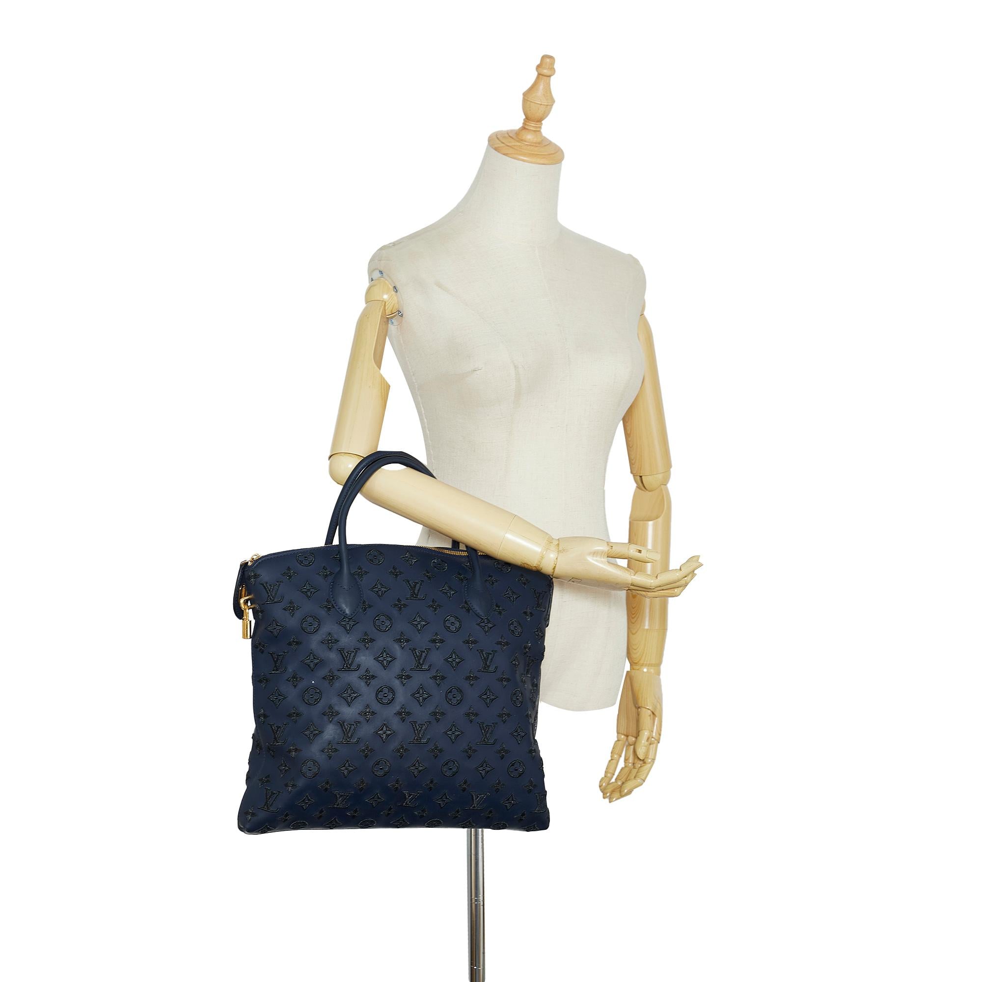 Louis Vuitton Monogram Addiction Lockit Vertical MM (SHG-AMrldH)