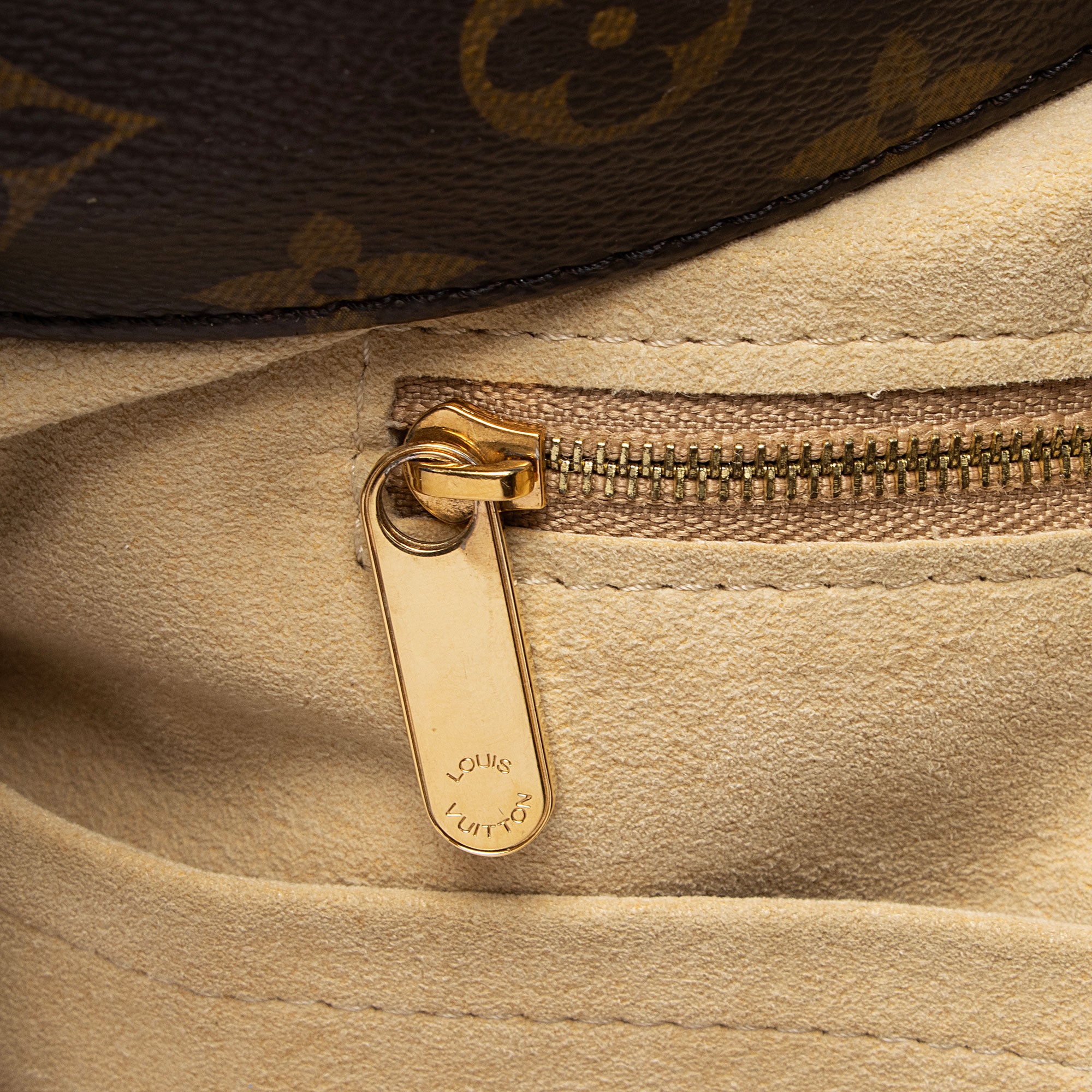 Louis Vuitton Monogram Canvas Artsy MM Shoulder Bag (SHF-AliutI)