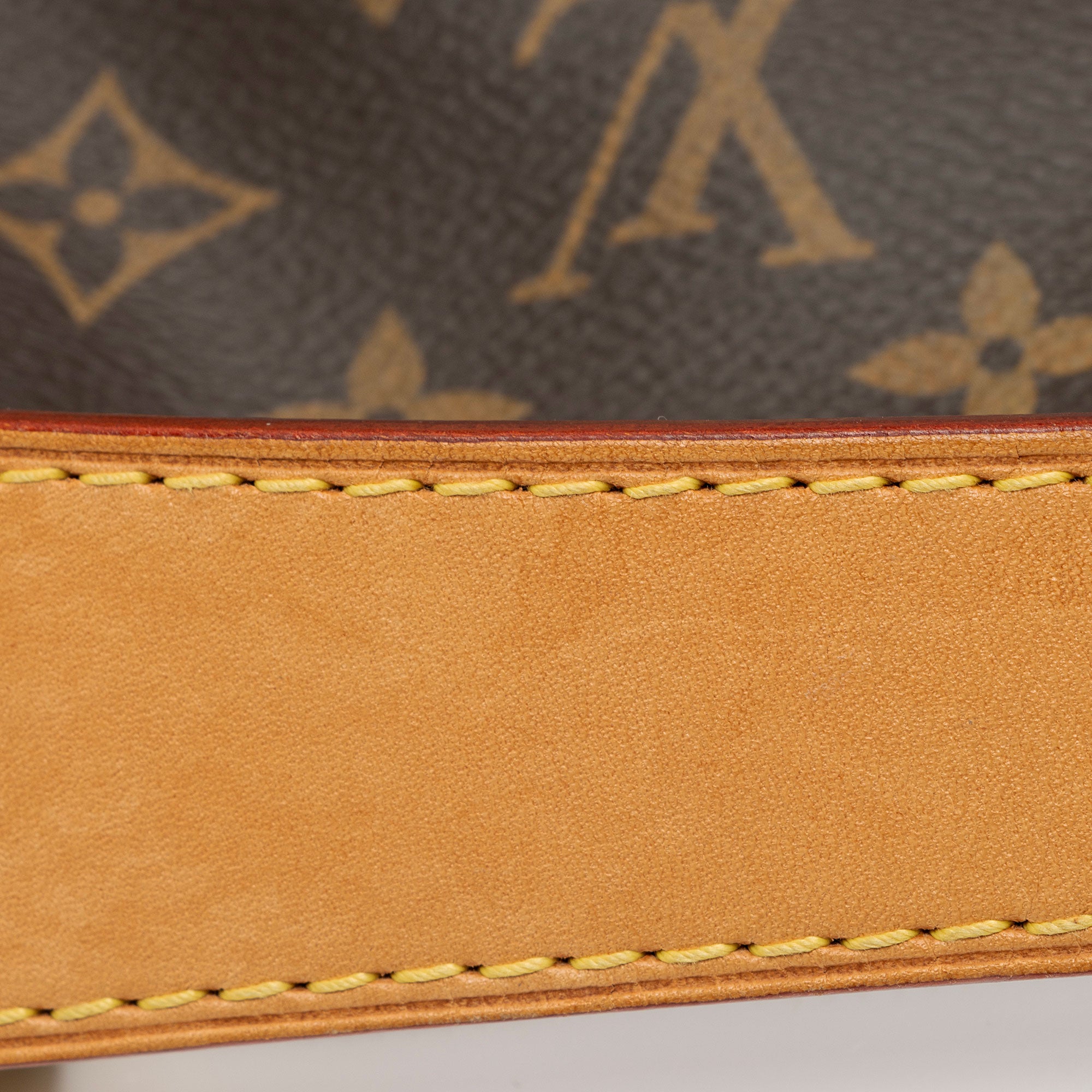 Louis Vuitton Monogram Canvas Berri MM Shoulder Bag (SHF-GOOhhJ)