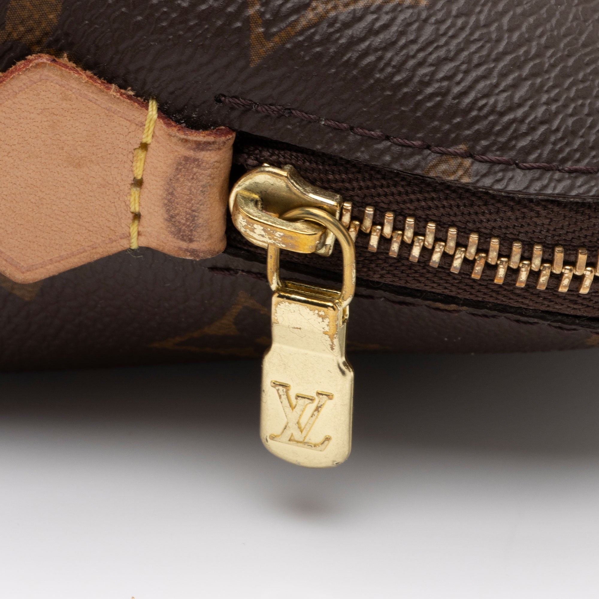 Louis Vuitton Monogram Canvas Cosmetic Pouch (SHF-3ps7Zb)