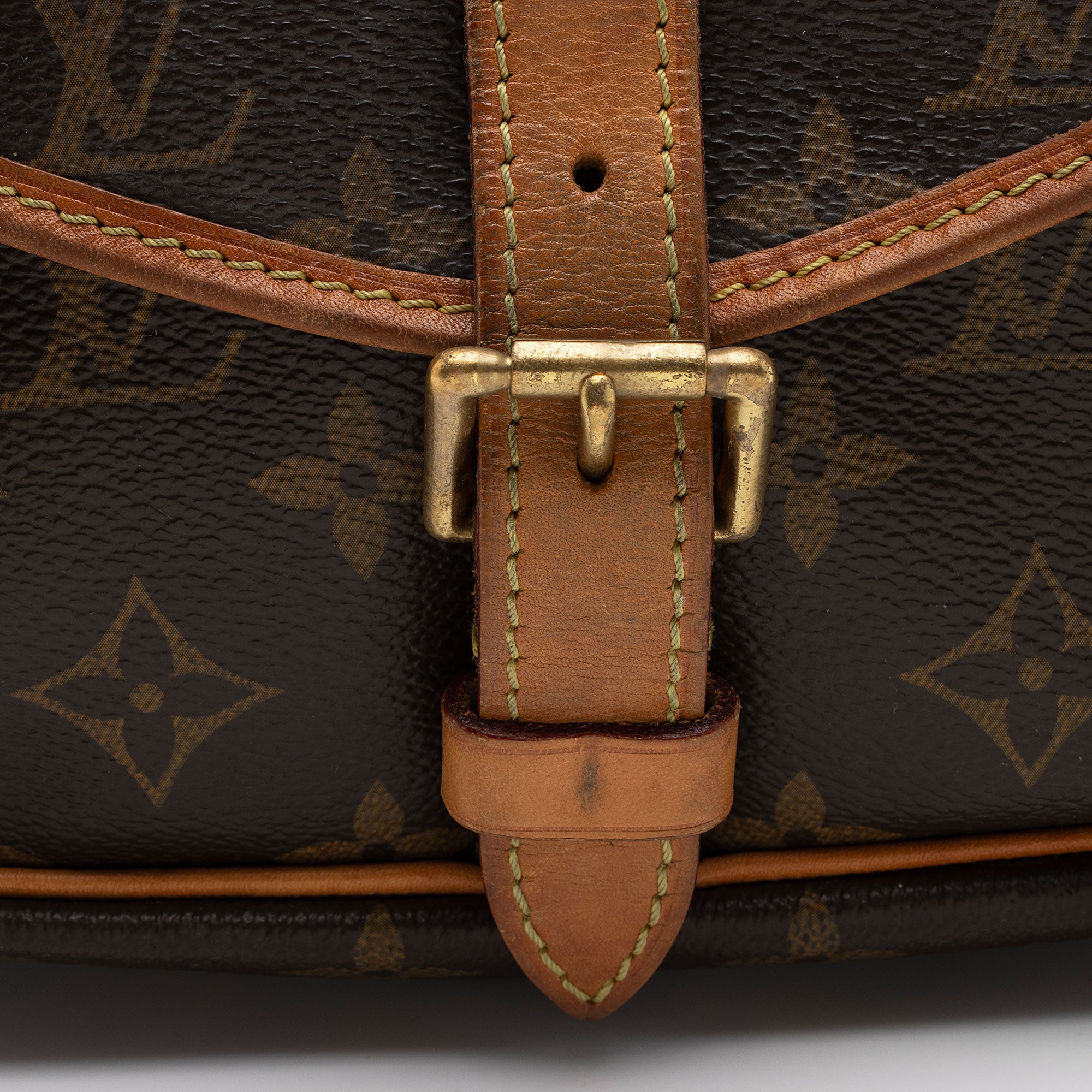 Louis Vuitton Monogram Canvas Saumur 30 Messenger Bag (SHF-0asoJo)