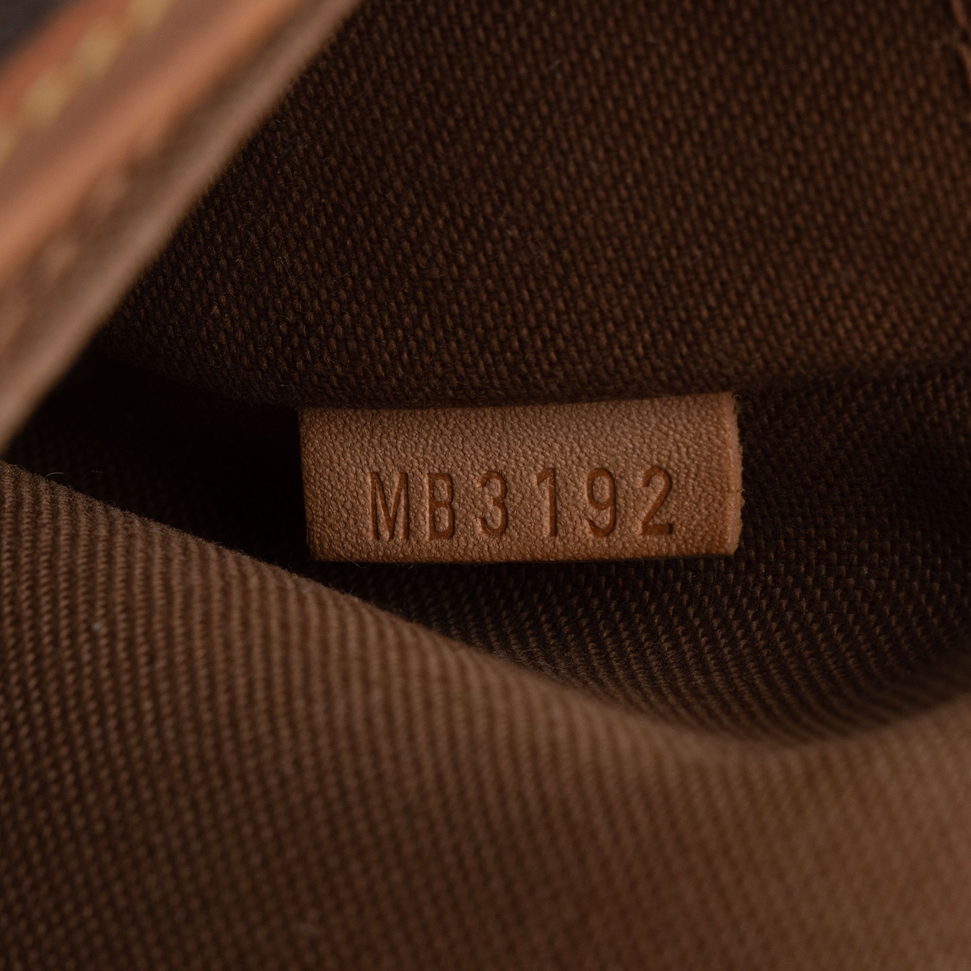 Louis Vuitton Monogram Canvas Saumur 30 Messenger Bag (SHF-0asoJo)