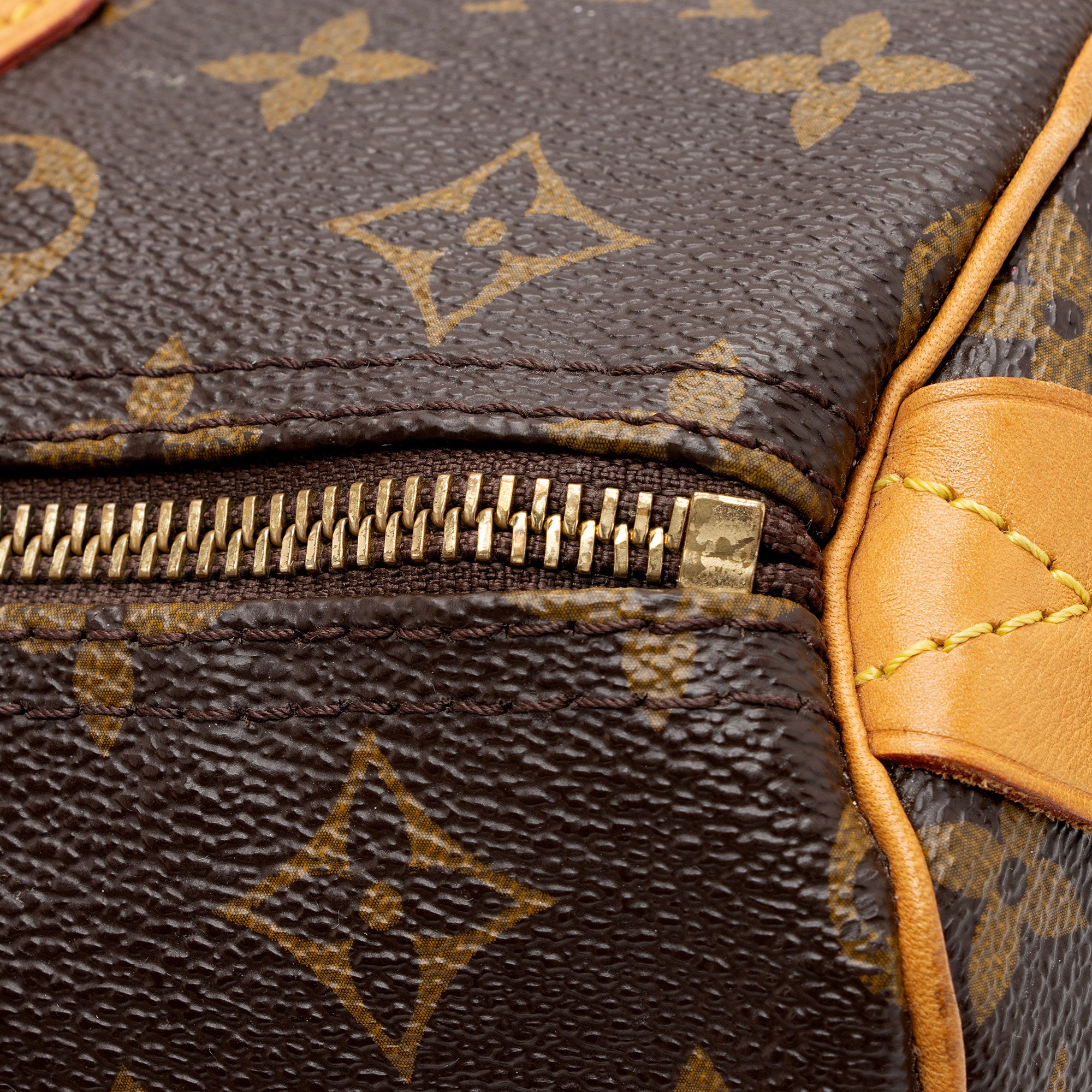 Louis Vuitton Monogram Canvas Speedy 30 Satchel (SHF-46wmzn)