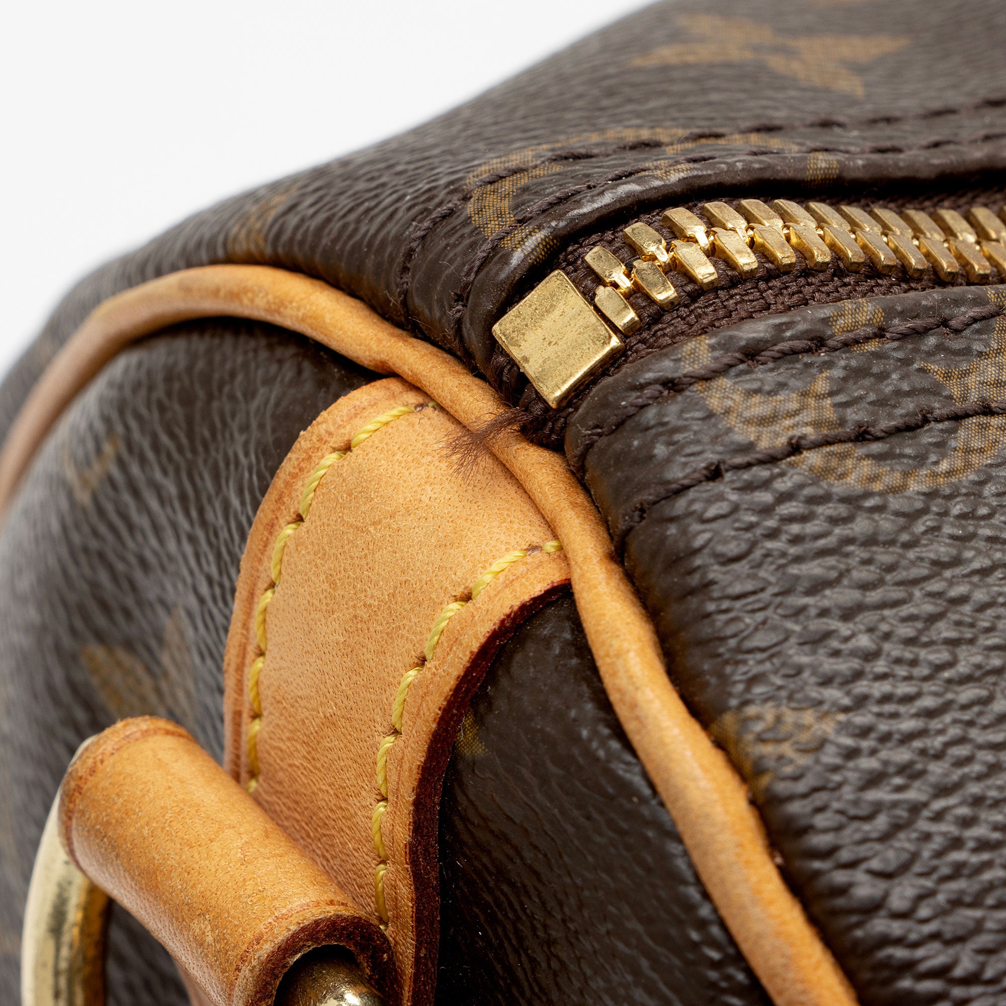 Louis Vuitton Monogram Canvas Speedy Bandouliere 35 Satchel (SHF-a265Zd)