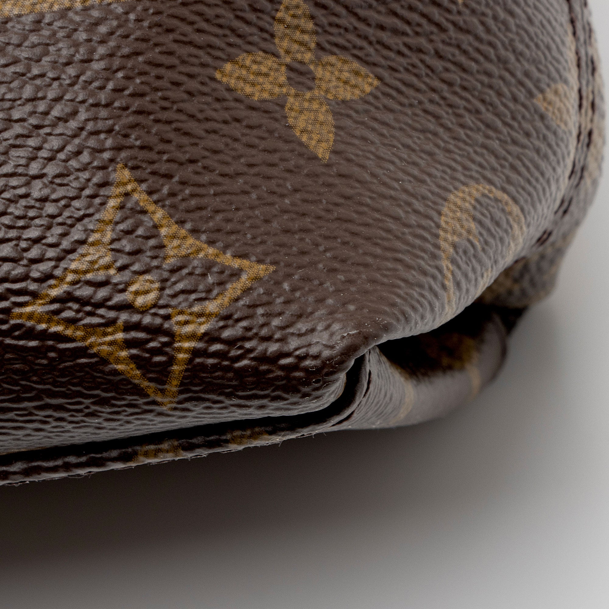 Louis Vuitton Monogram Canvas Tuileries Besace Shoulder Bag (SHF-LQGBEk)