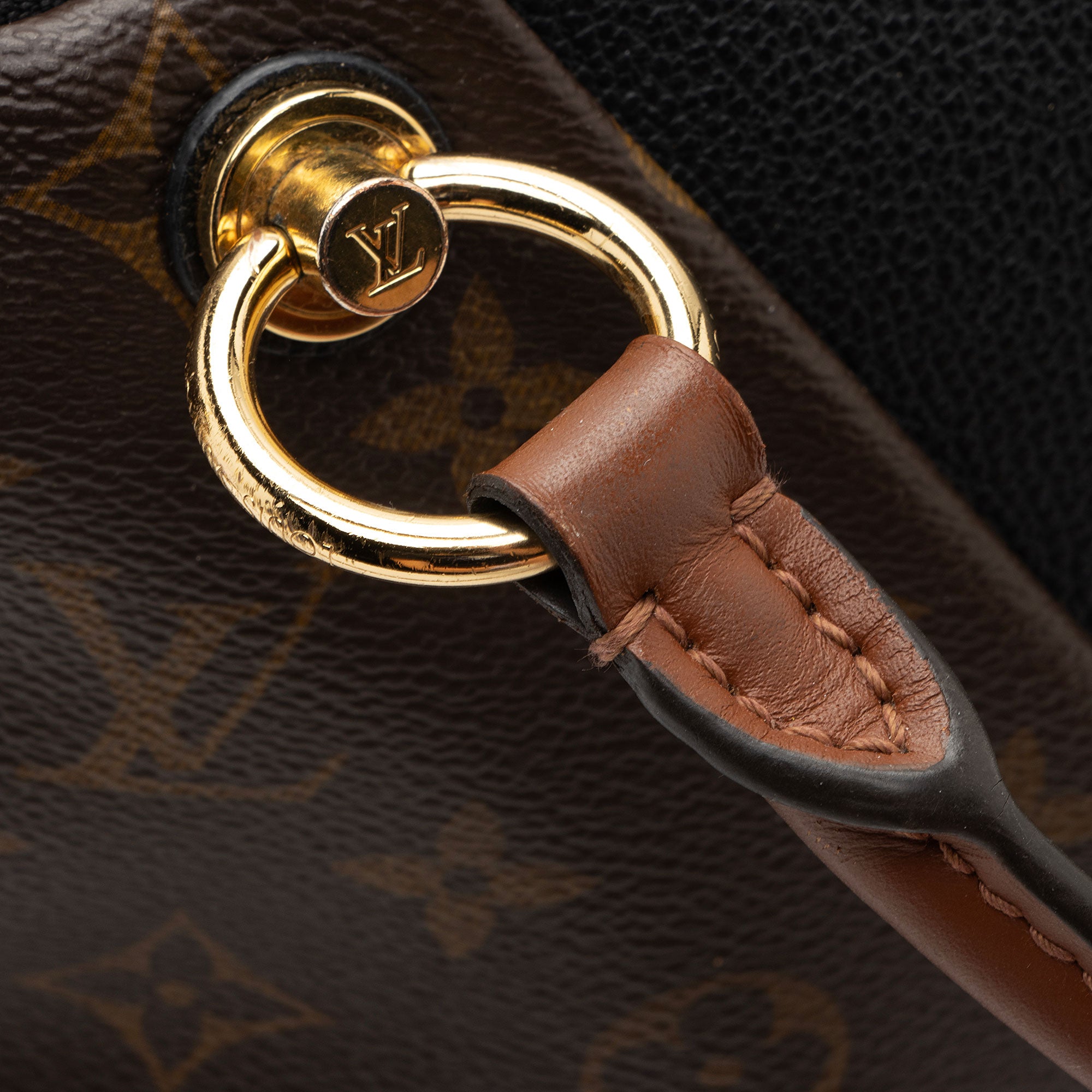 Louis Vuitton Monogram Canvas V Tote BB (SHF-Usc1kb)