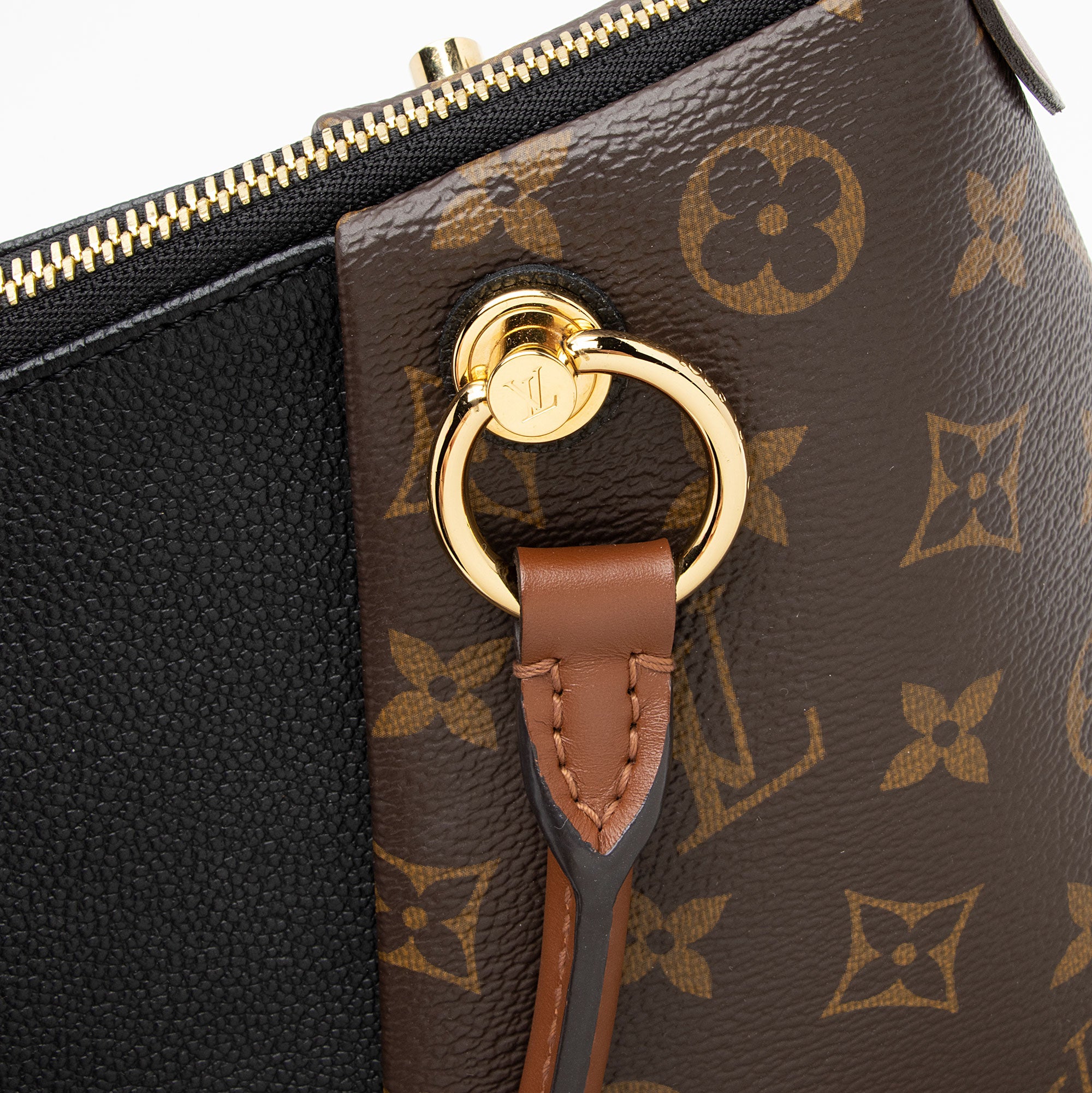 Louis Vuitton Monogram Canvas V Tote MM (SHF-mj9iOY)