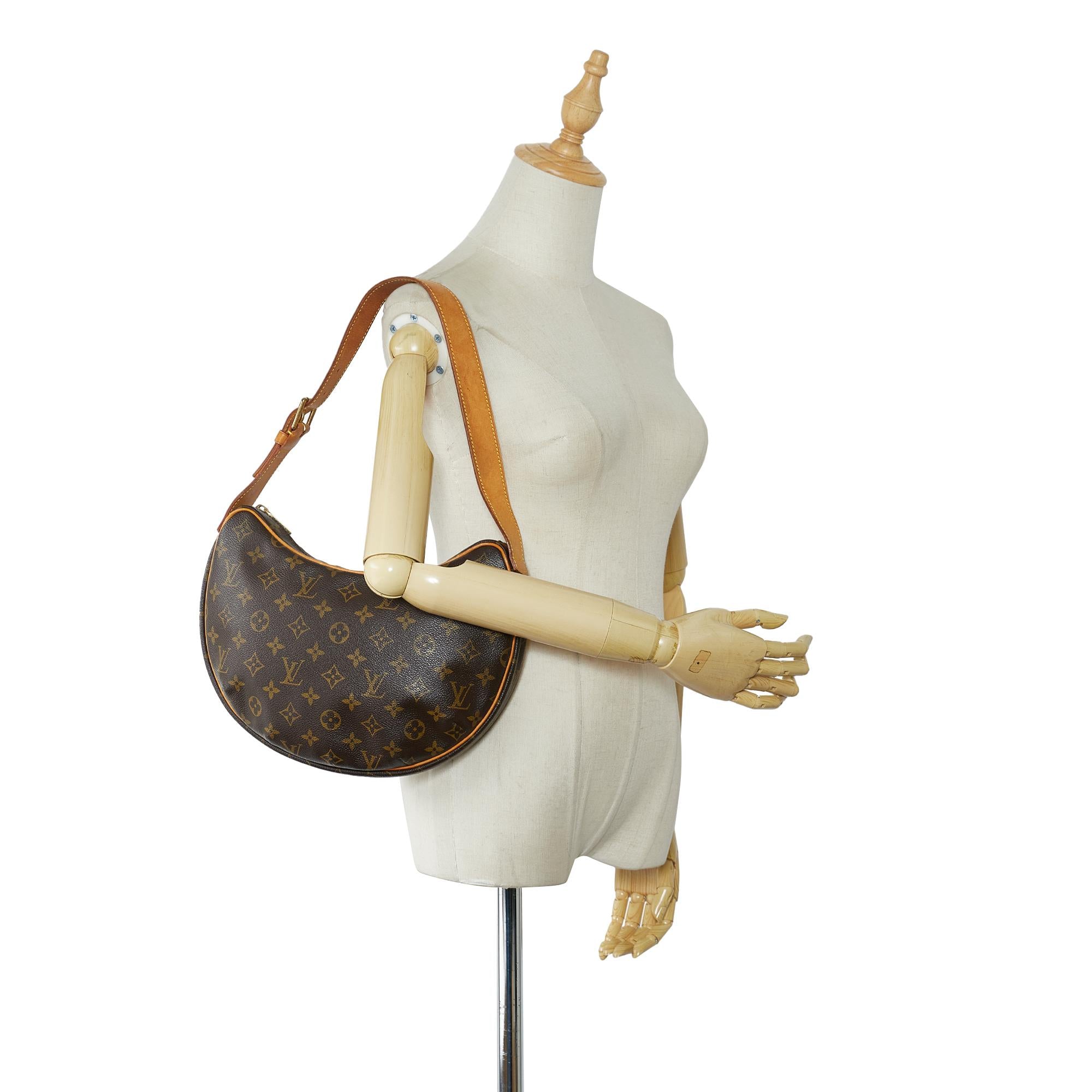 Louis Vuitton Monogram Croissant MM (SHG-Ob22ft)