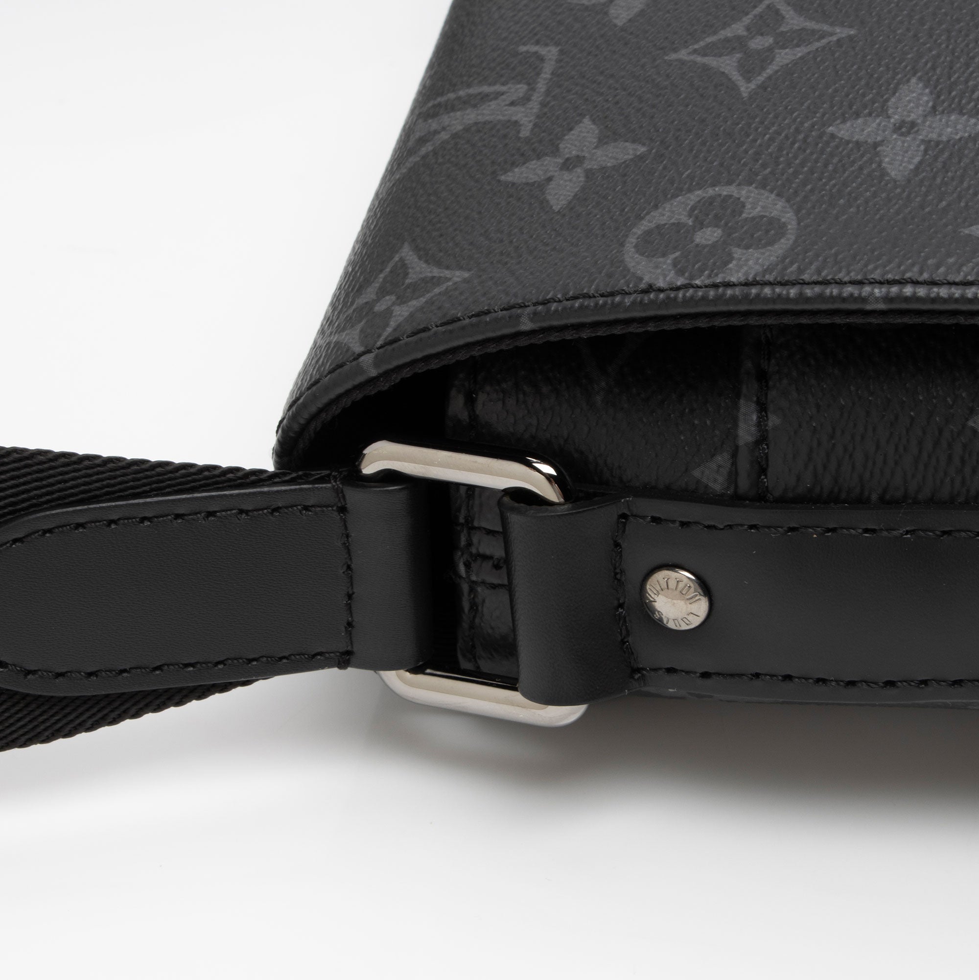 Louis Vuitton Monogram Eclipse District PM Messenger (SHF-vwUUWv)