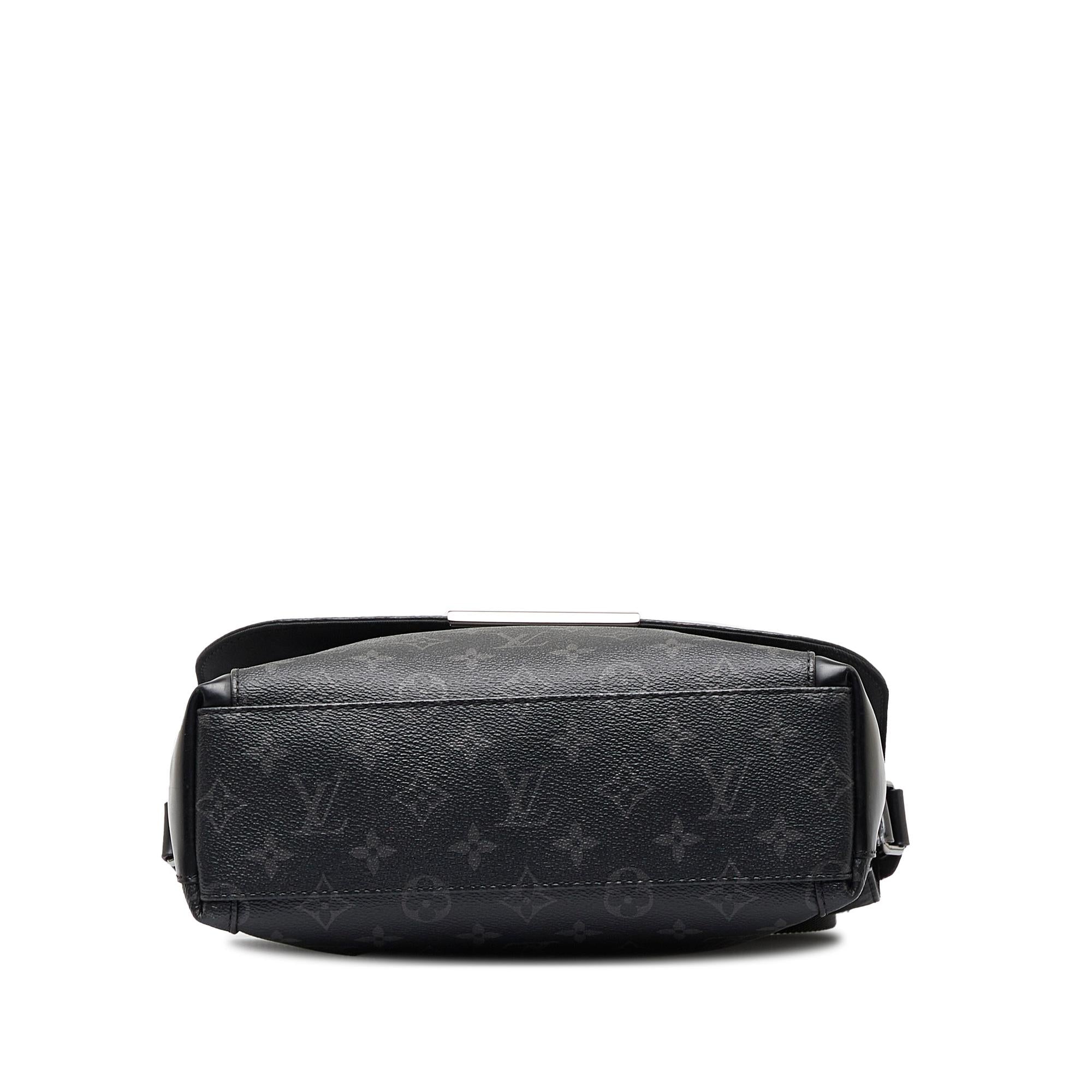 Louis Vuitton Monogram Eclipse Explorer PM (SHG-828kB5)