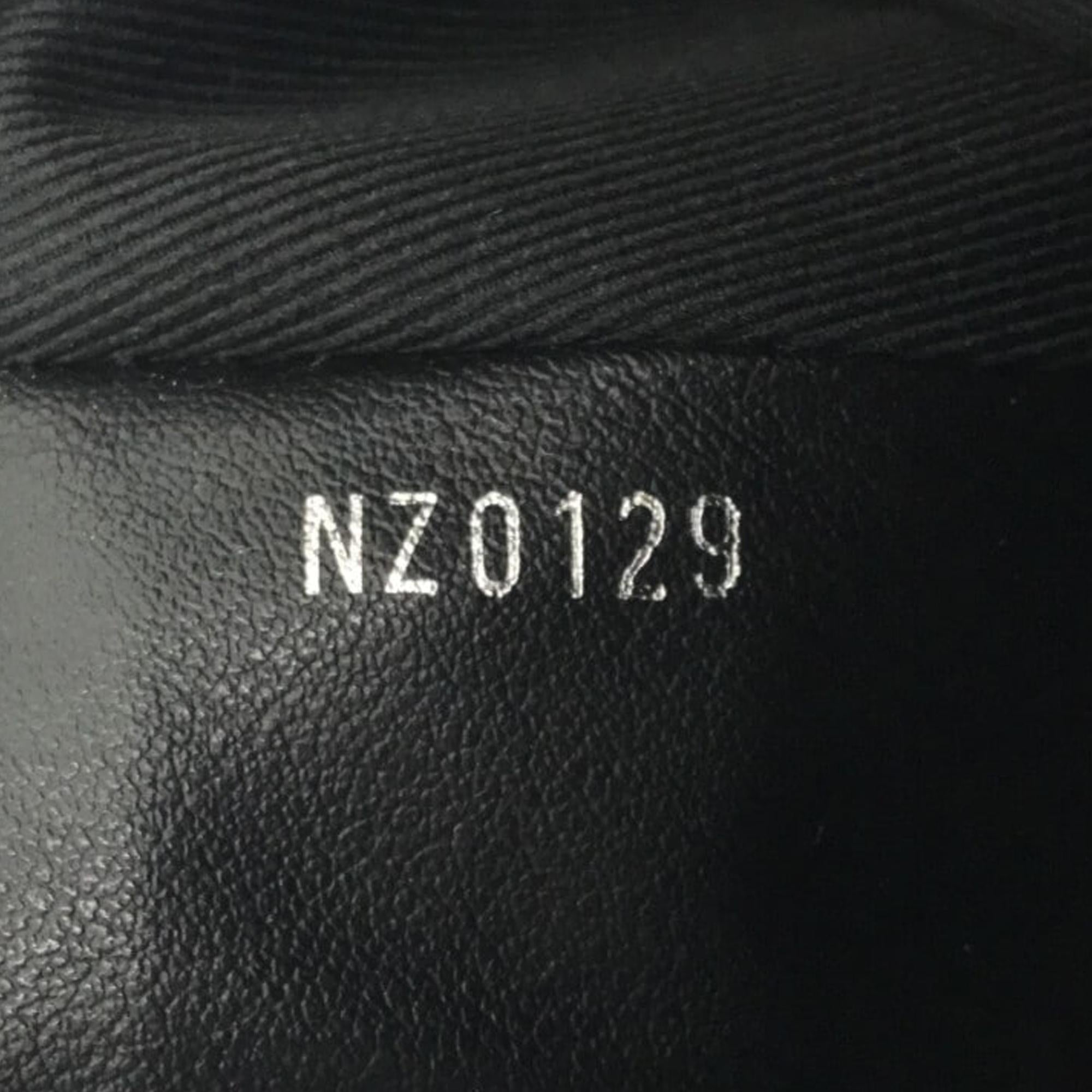 Louis Vuitton Monogram Eclipse Pochette Voyage MM (SHG-gbi7pV)