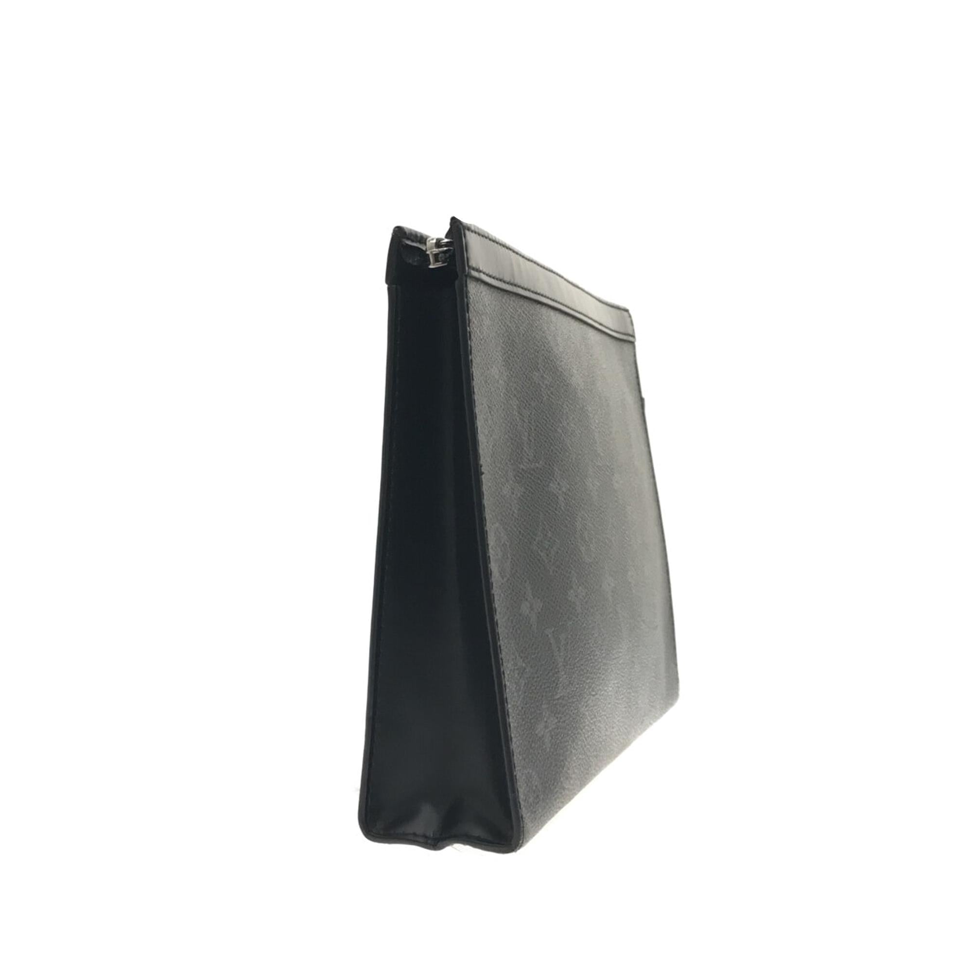 Louis Vuitton Monogram Eclipse Pochette Voyage MM (SHG-gbi7pV)