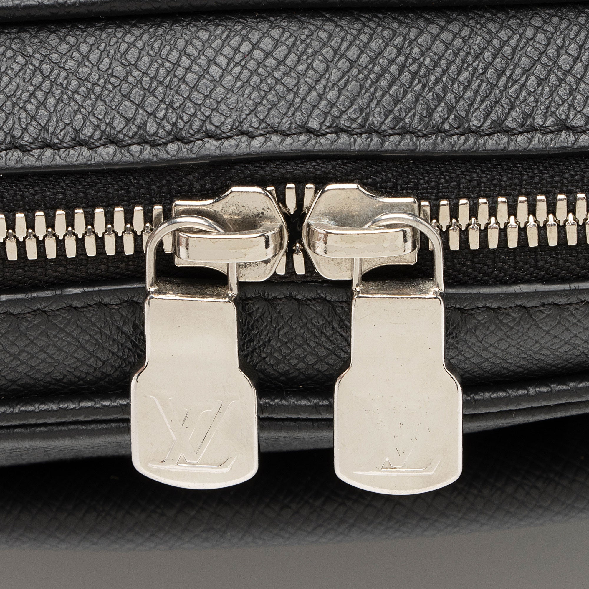 Louis Vuitton Monogram Eclipse Taiga Leather Outdoor Messenger Bag (SHF-u7xRKn)