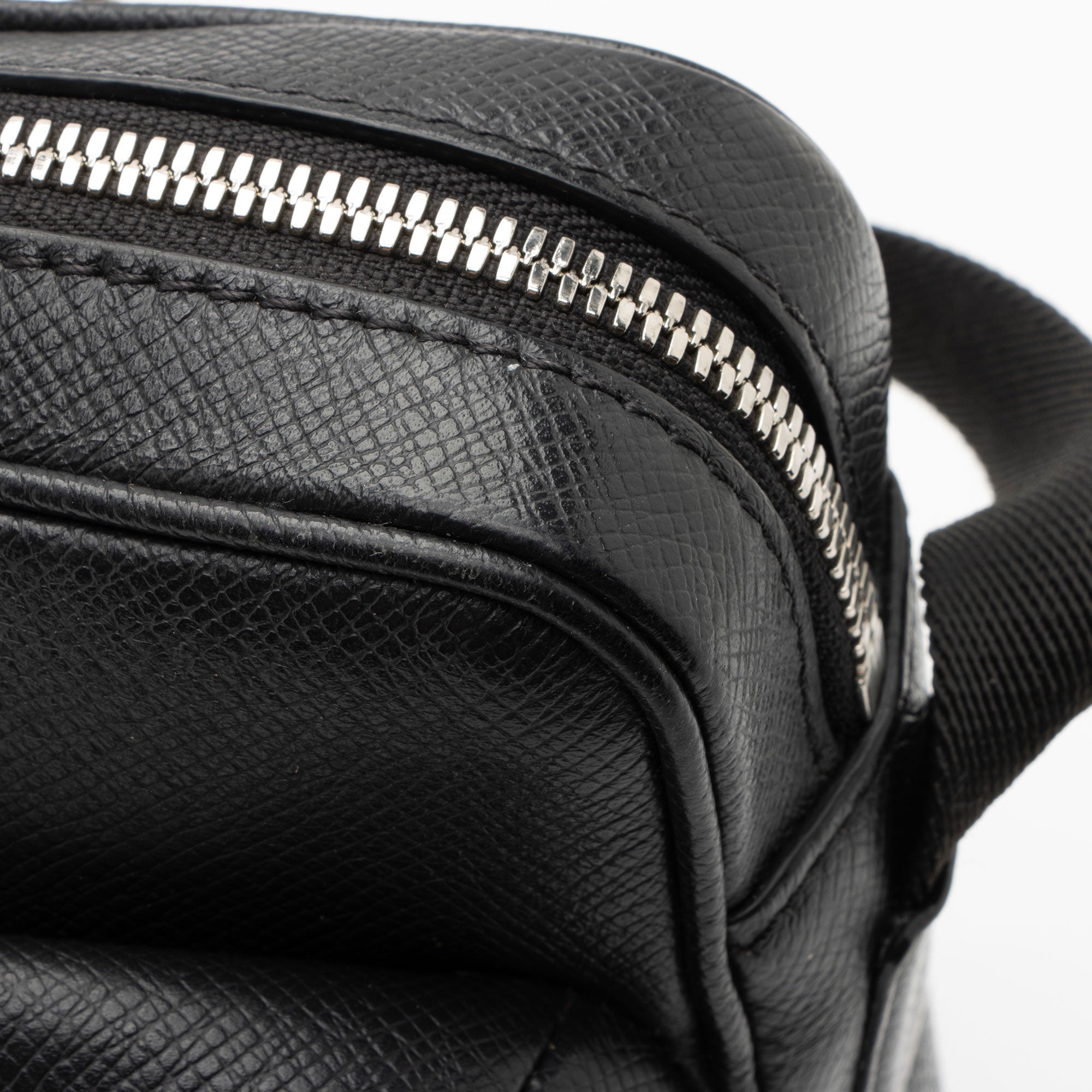 Louis Vuitton Monogram Eclipse Taiga Leather Outdoor Messenger Bag (SHF-u7xRKn)