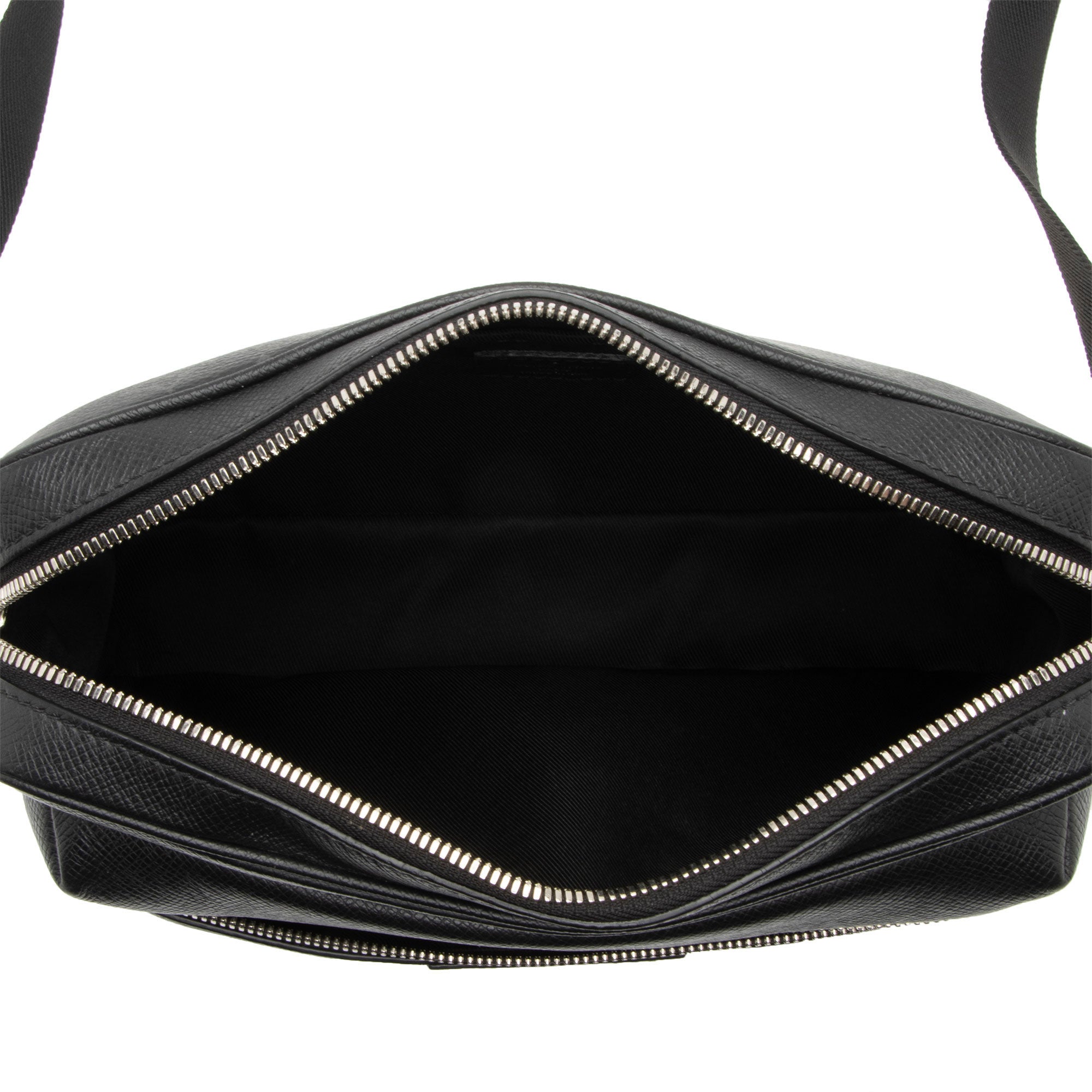 Louis Vuitton Monogram Eclipse Taiga Leather Outdoor Messenger Bag (SHF-u7xRKn)