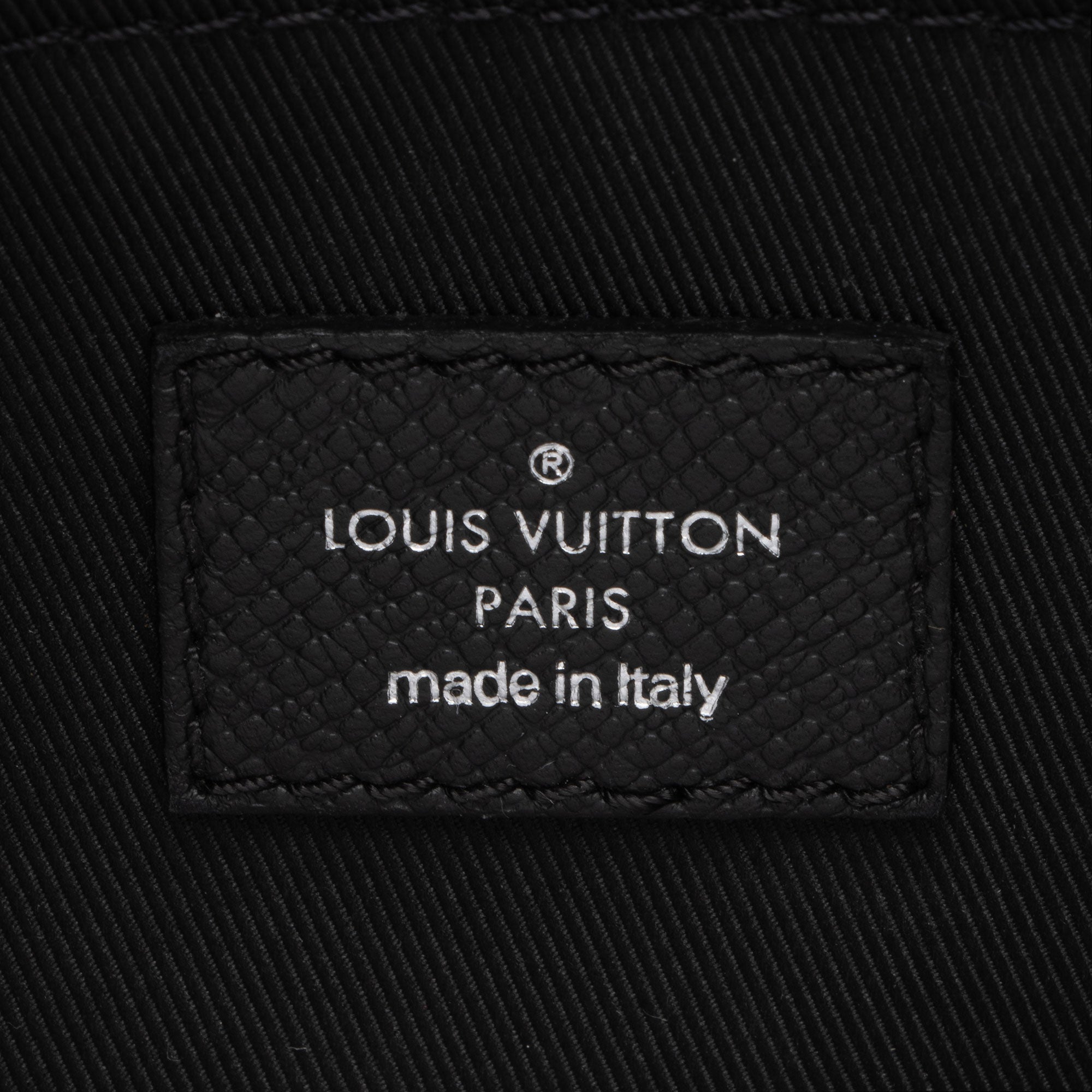 Louis Vuitton Monogram Eclipse Taiga Leather Outdoor Messenger Bag (SHF-u7xRKn)