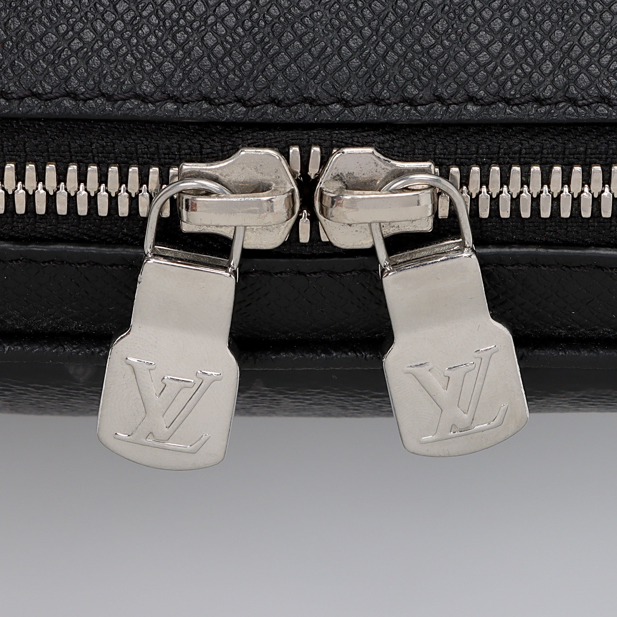 Louis Vuitton Monogram Eclipse Taiga Leather Outdoor Messenger Bag (SHF-yvJahI)