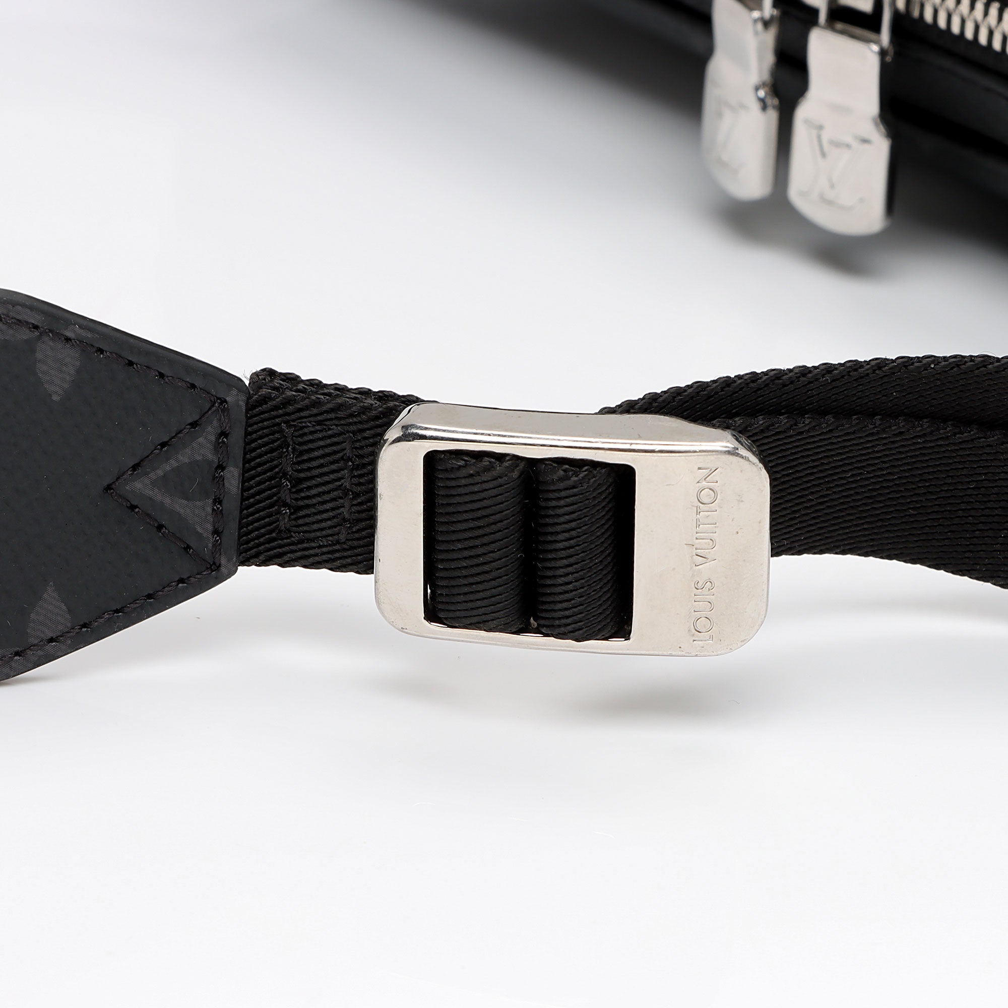 Louis Vuitton Monogram Eclipse Taiga Leather Outdoor Messenger Bag (SHF-yvJahI)