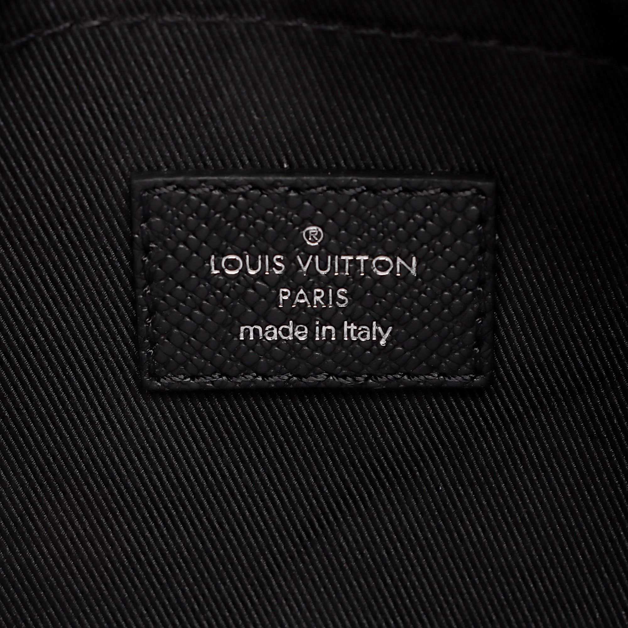 Louis Vuitton Monogram Eclipse Taiga Leather Outdoor Messenger Bag (SHF-yvJahI)