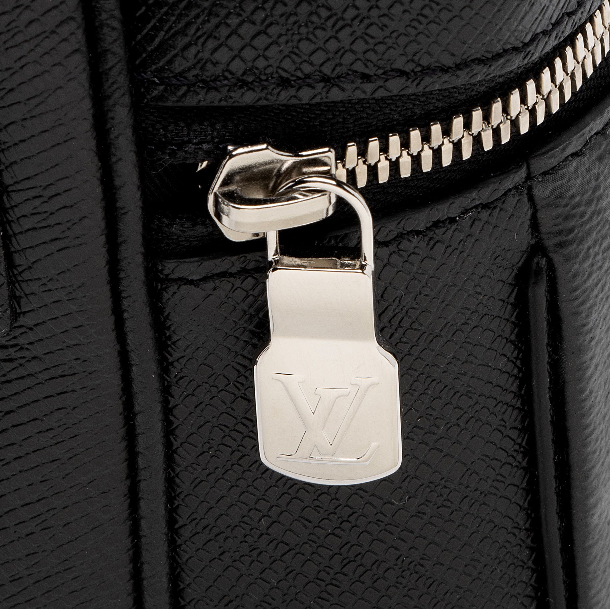 Louis Vuitton Monogram Eclipse Taiga Leather Outdoor Messenger Bag (SHF-UR0YAs)