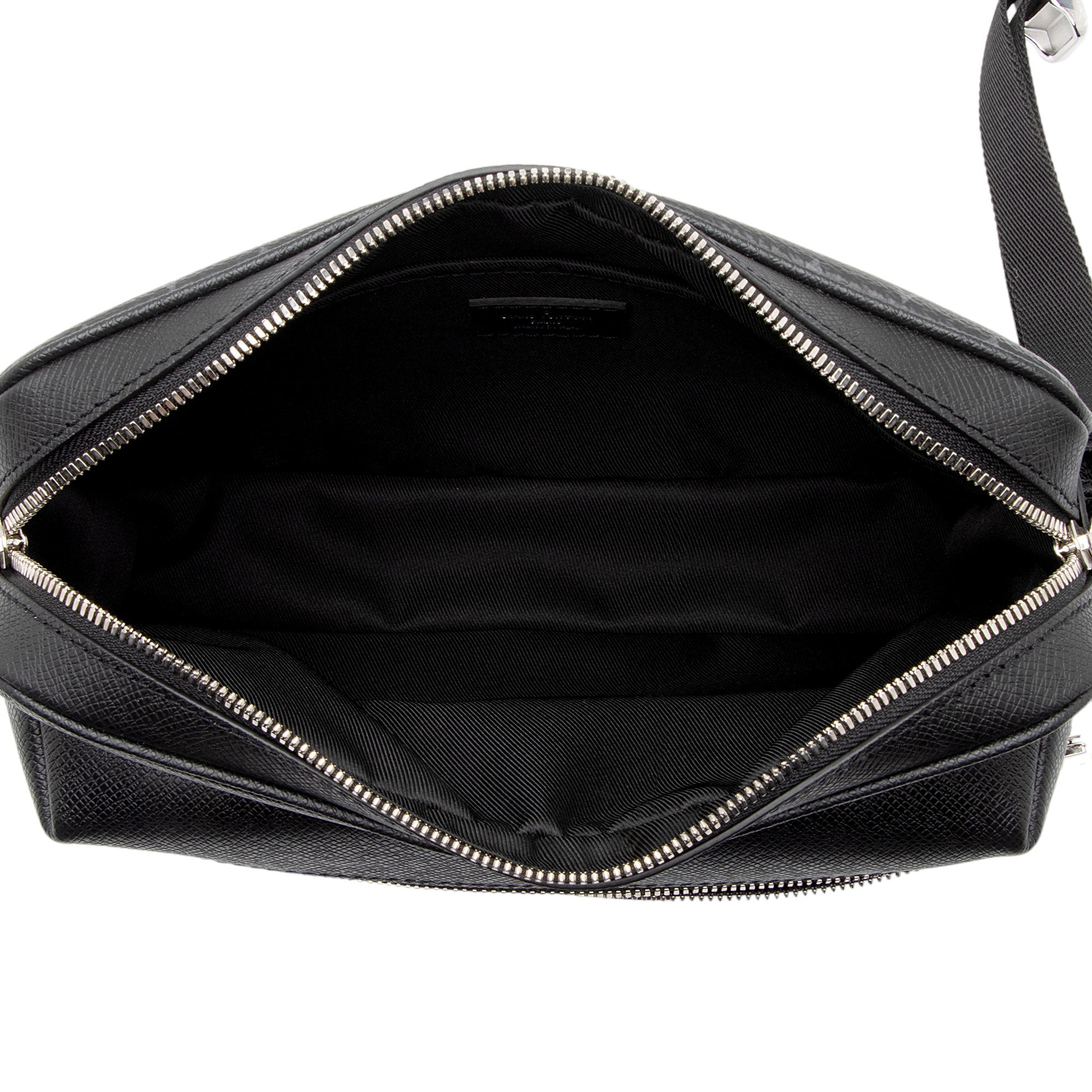 Louis Vuitton Monogram Eclipse Taiga Leather Outdoor Messenger Bag (SHF-UR0YAs)