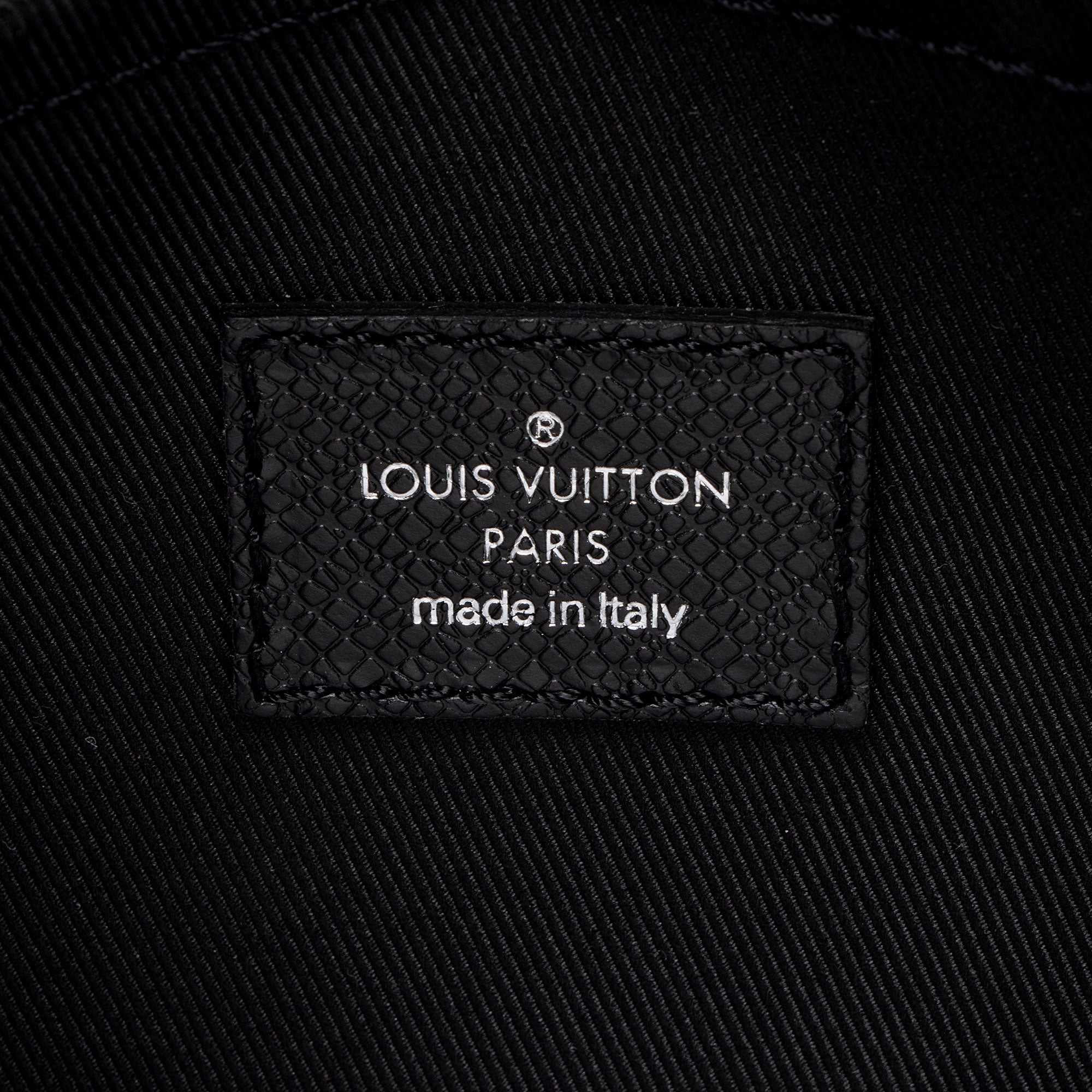 Louis Vuitton Monogram Eclipse Taiga Leather Outdoor Messenger Bag (SHF-UR0YAs)