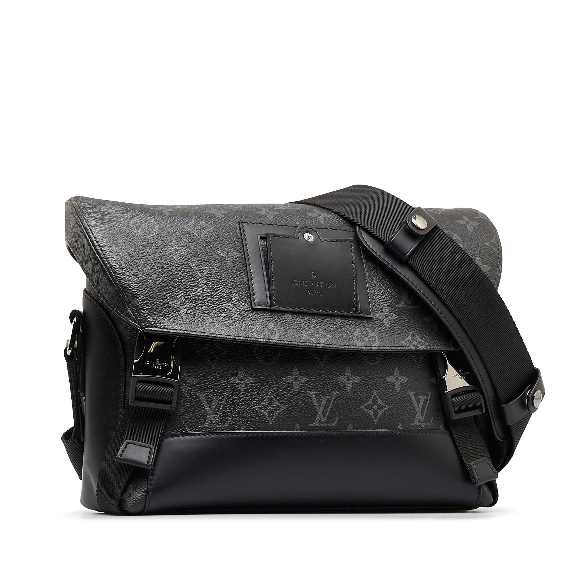 Louis Vuitton Monogram Eclipse Voyager PM (SHG-bjw0hK)
