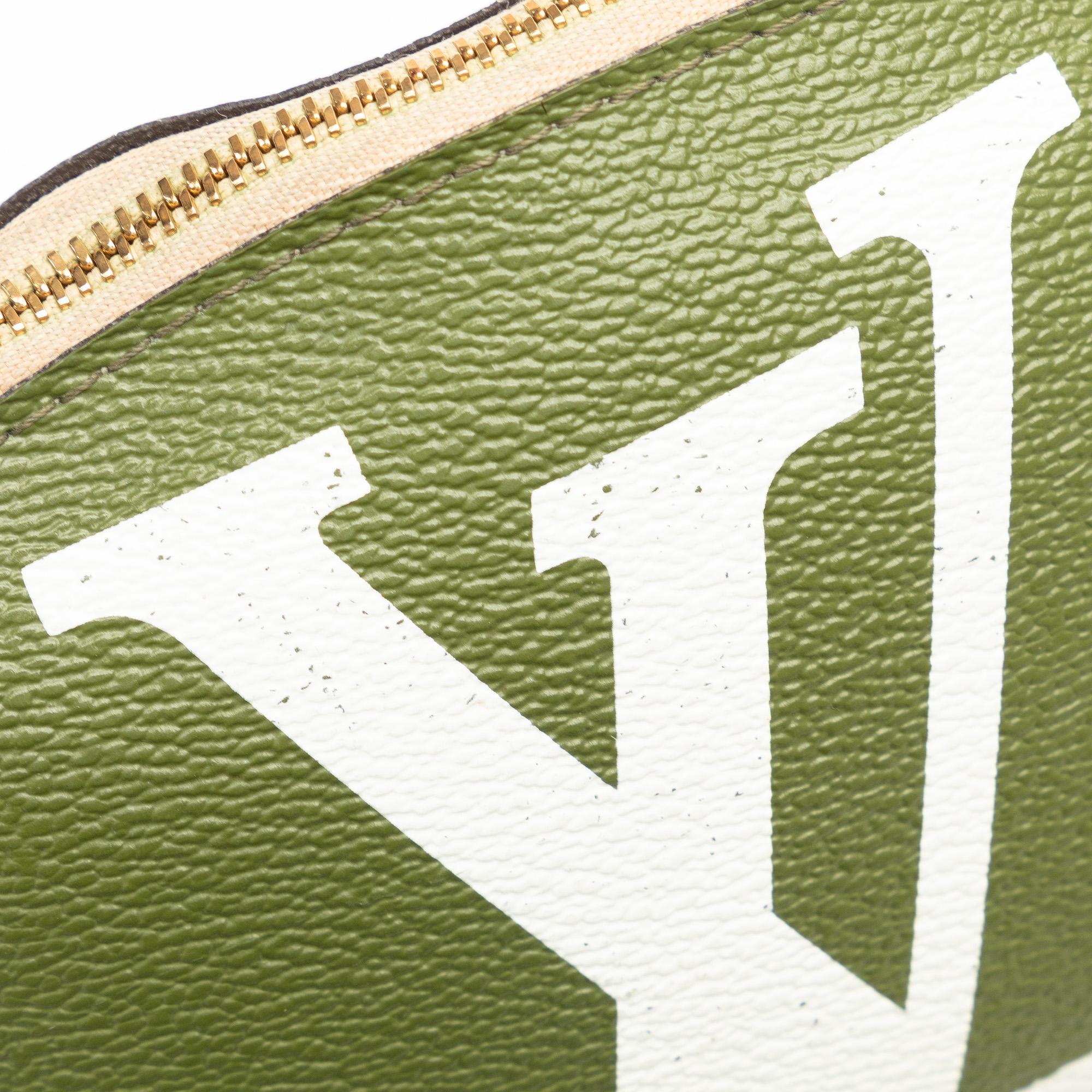 Louis Vuitton Monogram Giant Cosmetic Pouch (SHG-apgQGH)