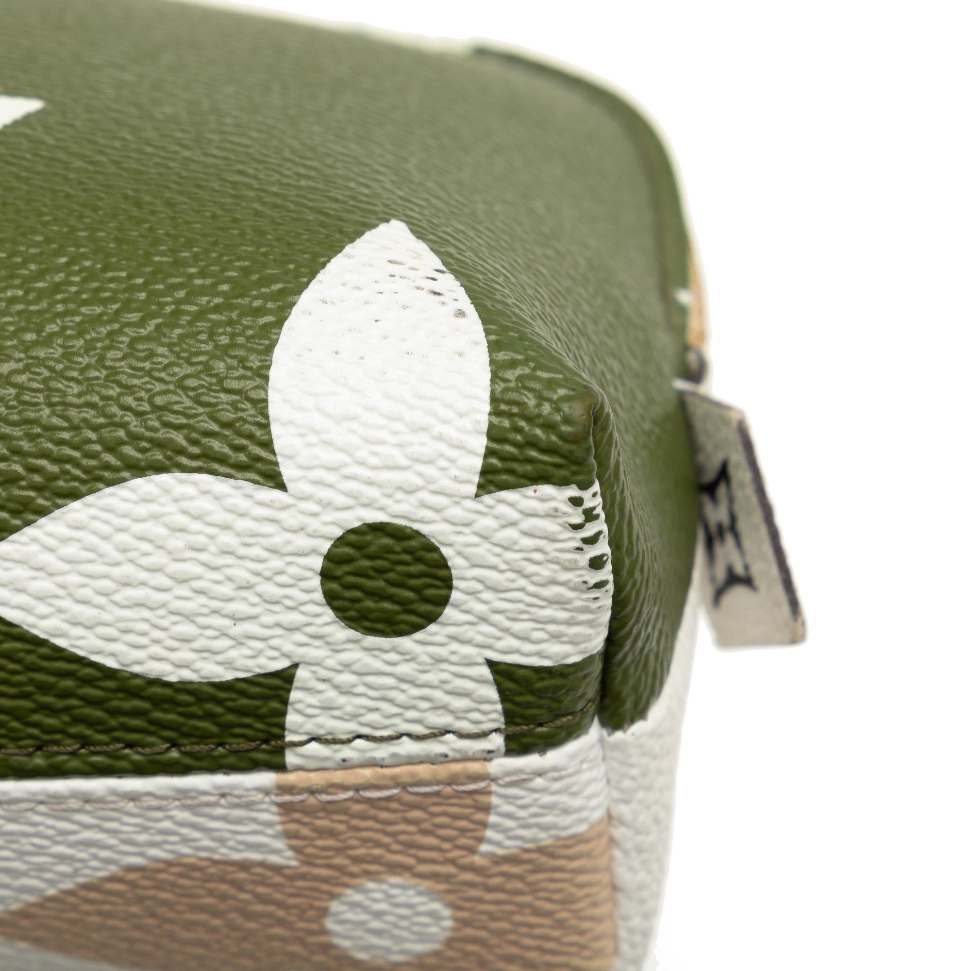 Louis Vuitton Monogram Giant Cosmetic Pouch (SHG-apgQGH)