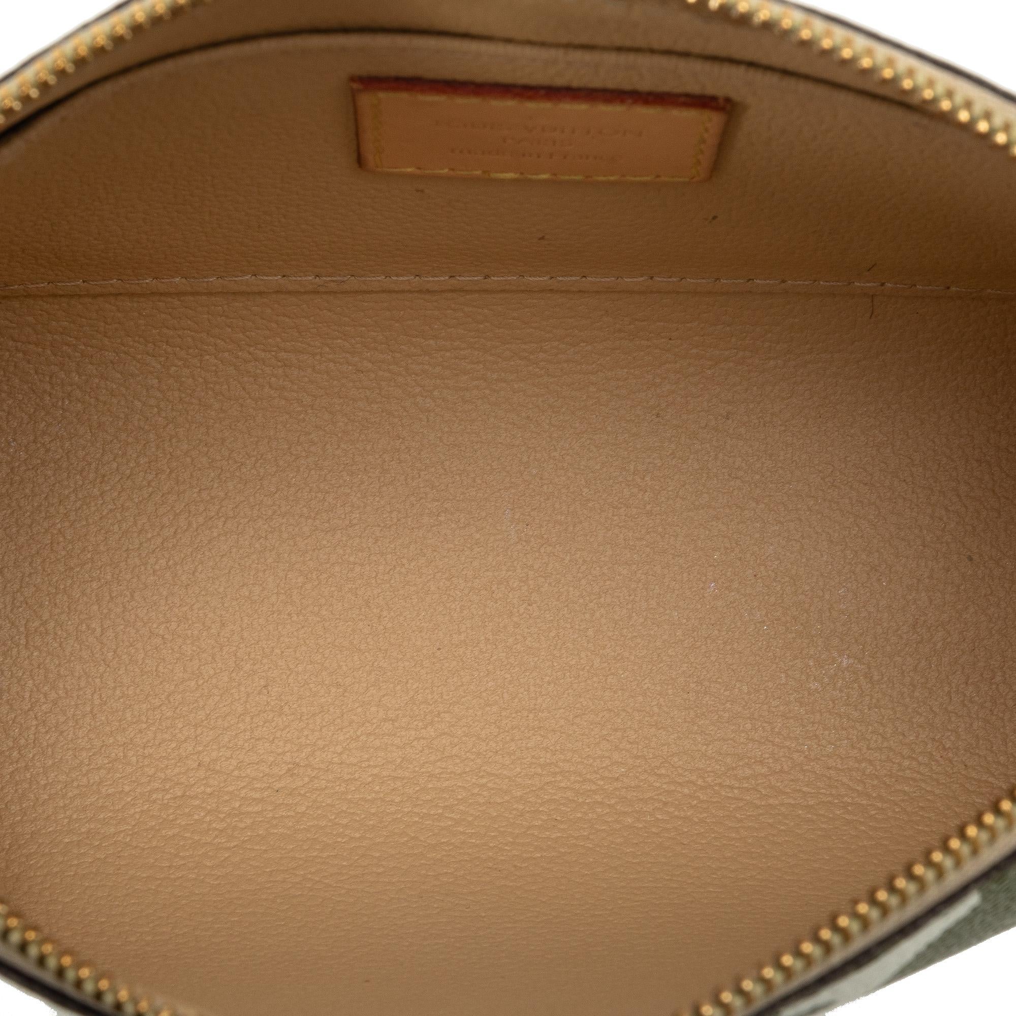 Louis Vuitton Monogram Giant Cosmetic Pouch (SHG-apgQGH)