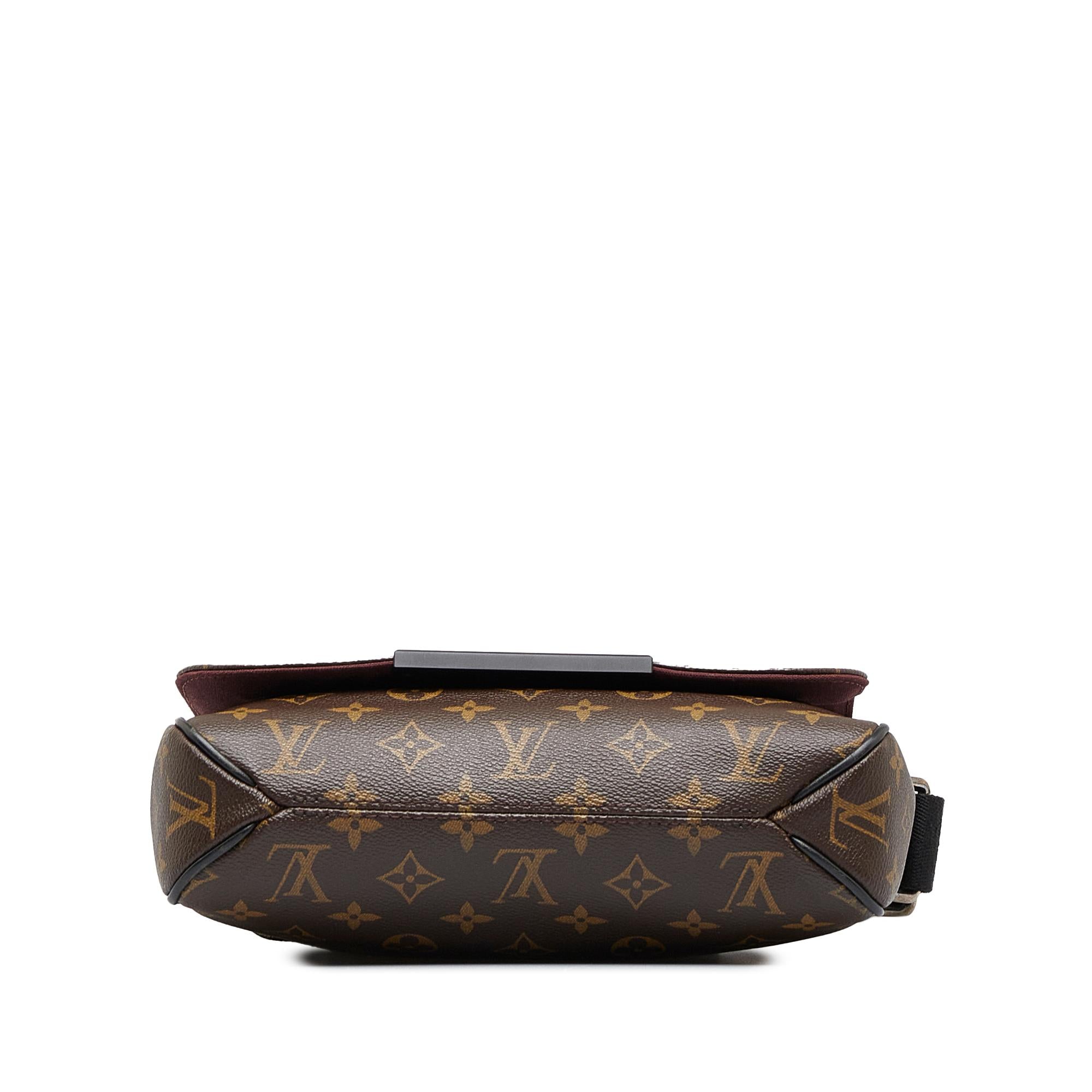 Louis Vuitton Monogram Macassar District PM (SHG-FXJXgs)