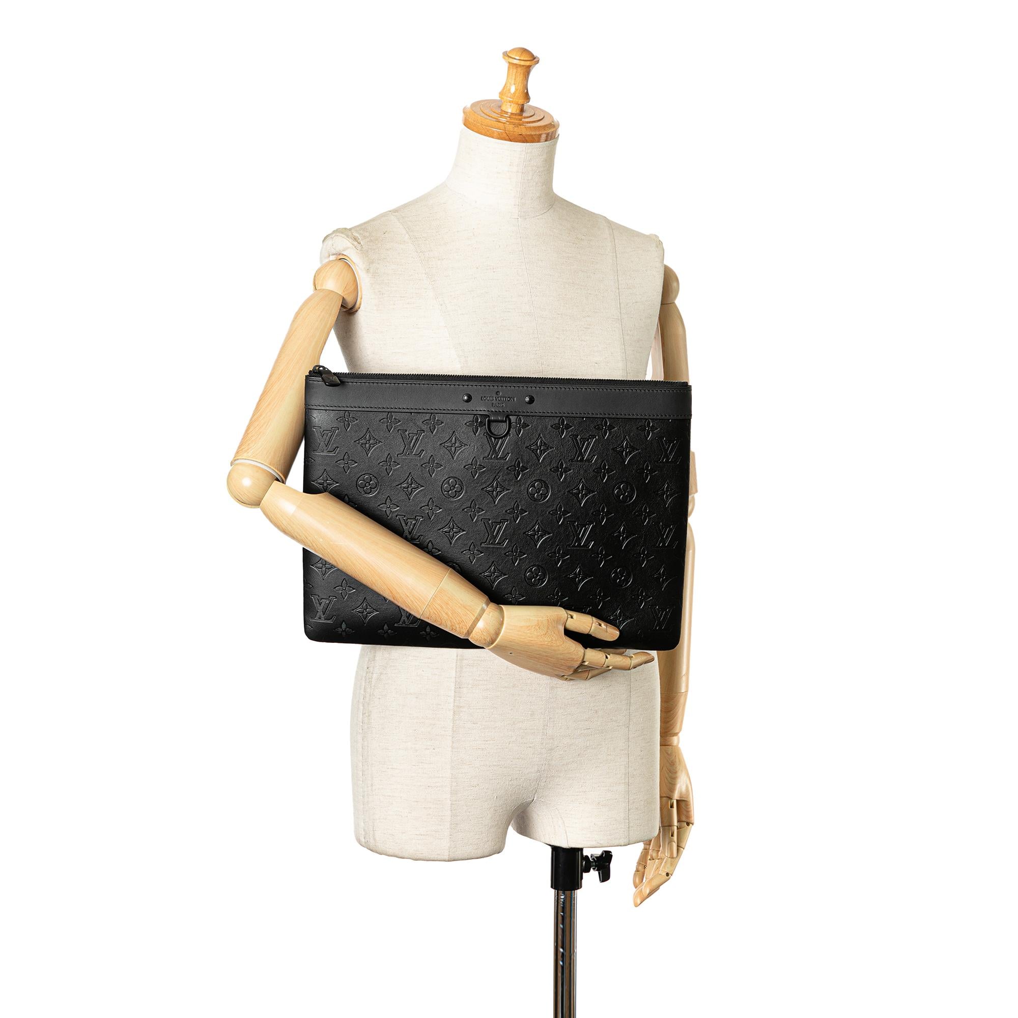 Louis Vuitton Monogram Shadow Discovery Pochette (SHG-pygLuW)