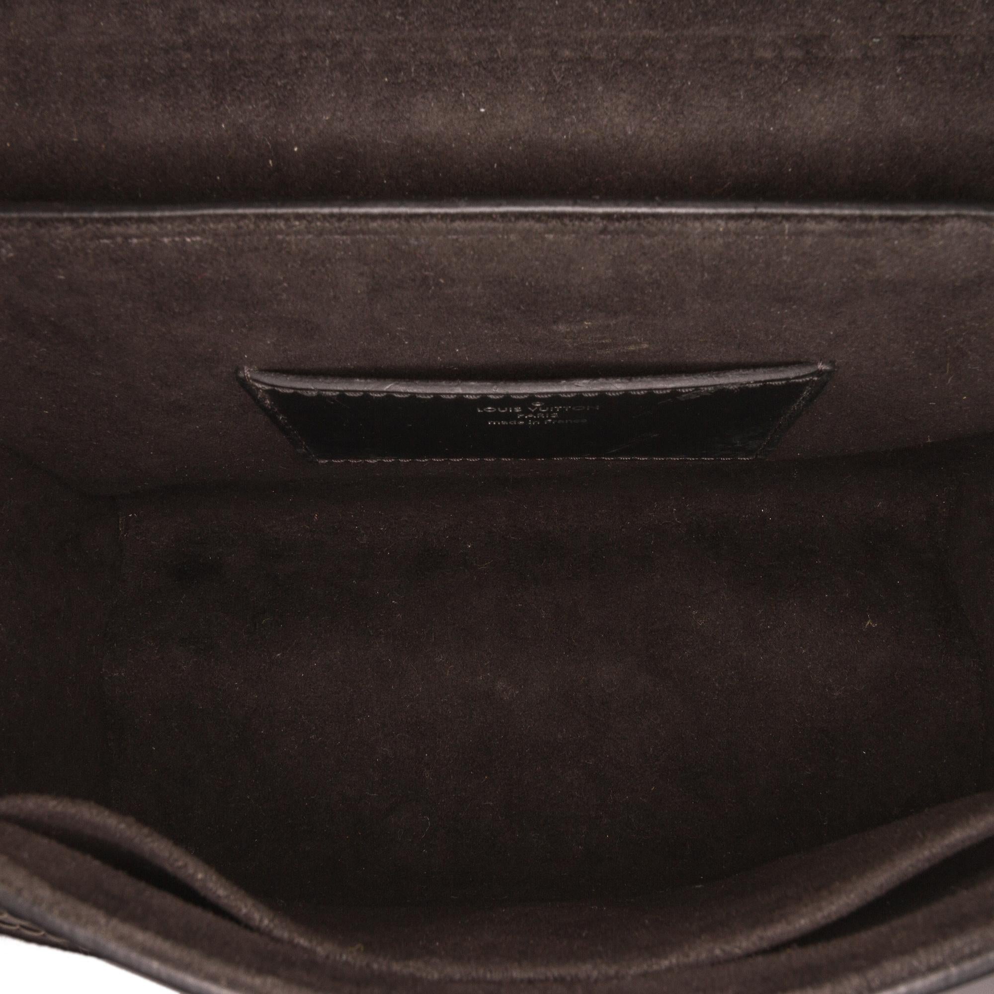 Louis Vuitton Monogram Studded Twist MM (SHG-Pwp1lG)