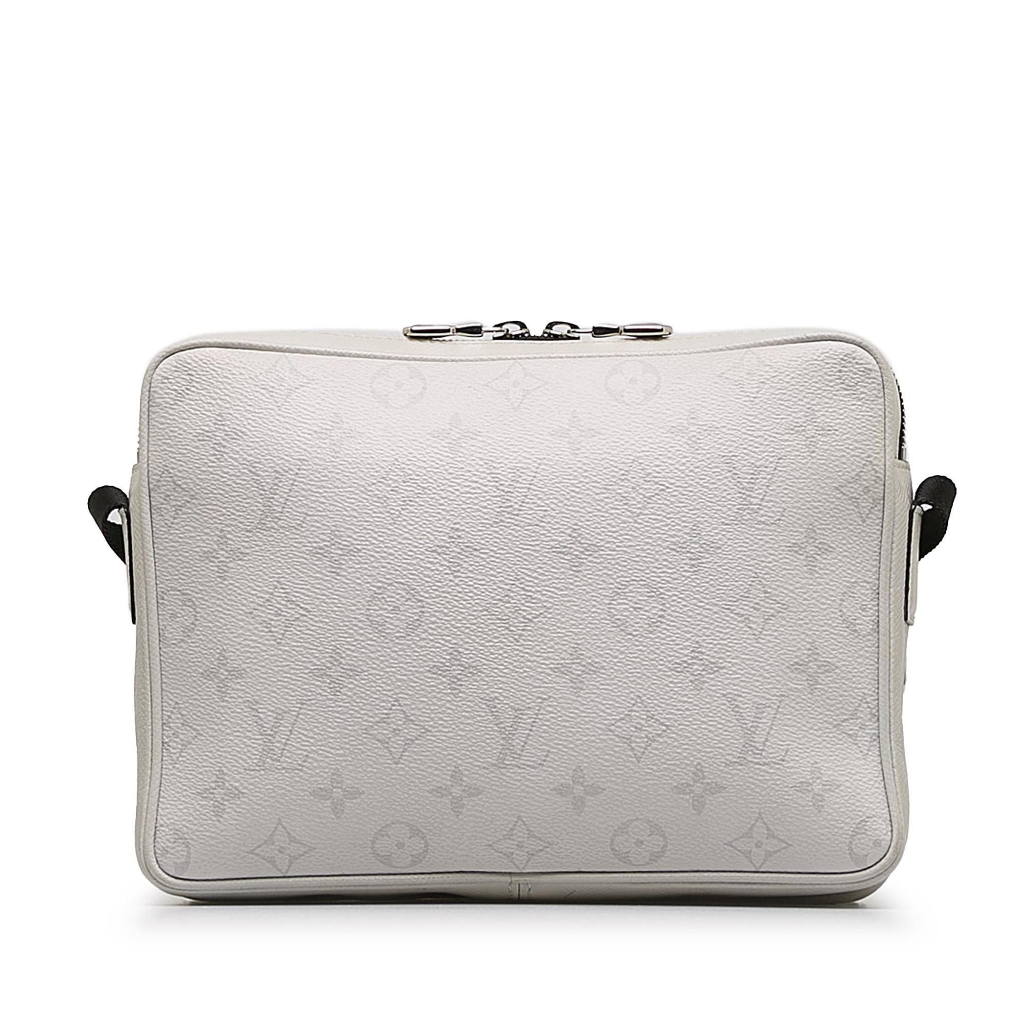 Louis Vuitton Monogram Taigarama Outdoor Messenger (SHG-l3kpfQ)