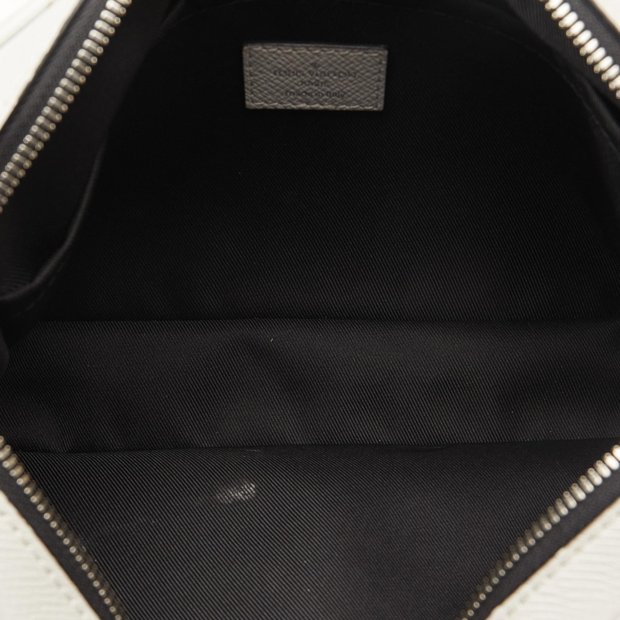 Louis Vuitton Monogram Taigarama Outdoor Messenger (SHG-l3kpfQ)