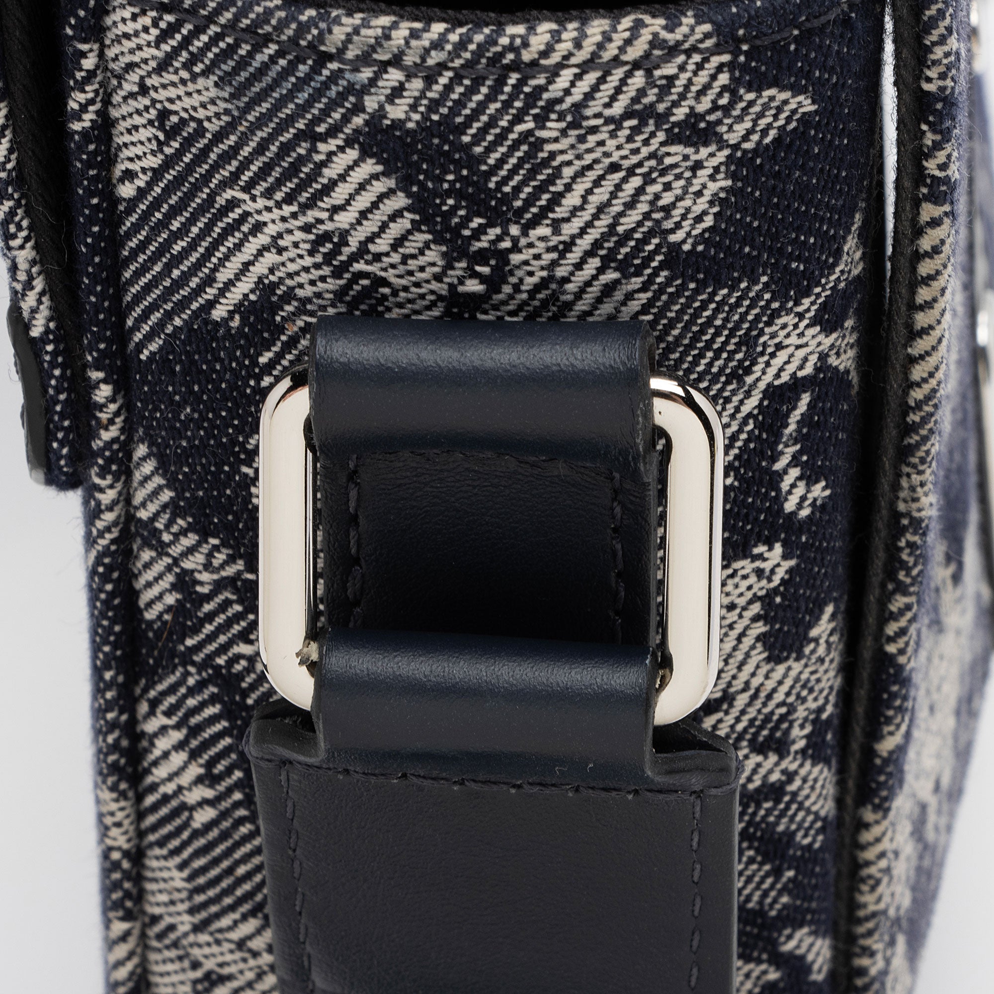 Louis Vuitton Monogram Tapestry Canvas Trunk Messenger (SHF-HsMpfK)