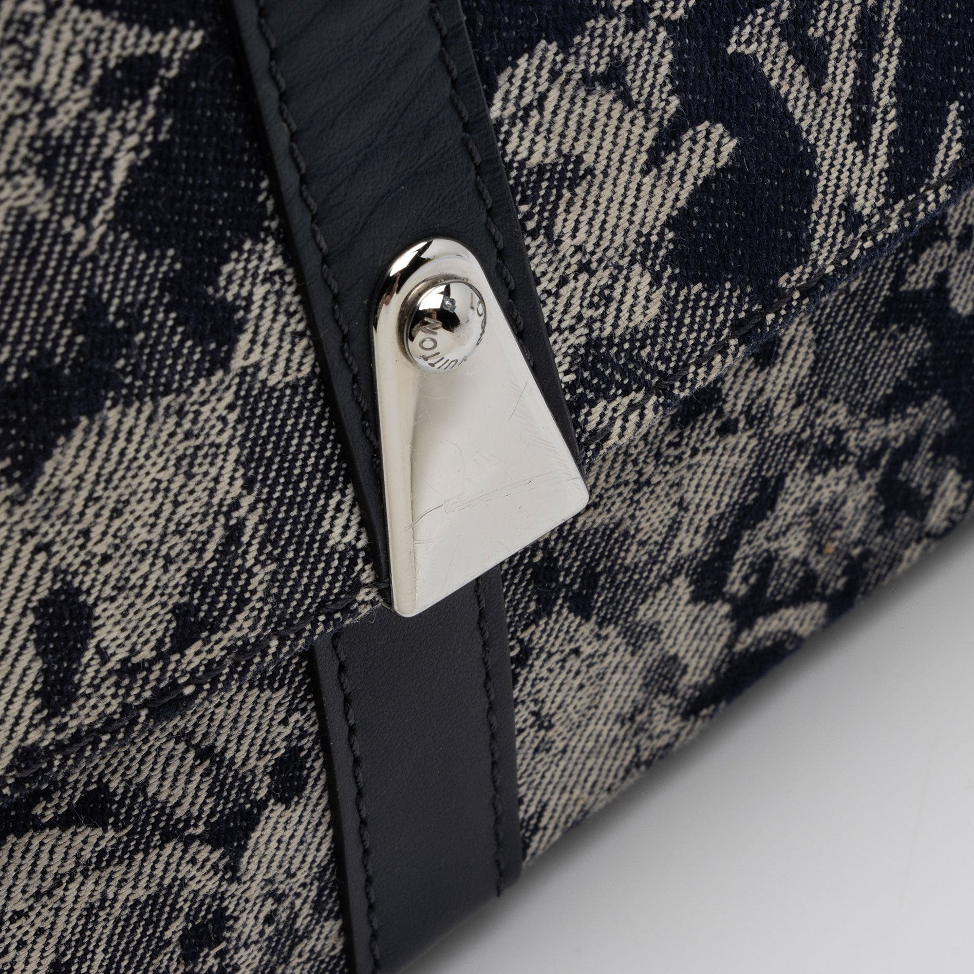 Louis Vuitton Monogram Tapestry Canvas Trunk Messenger (SHF-HsMpfK)