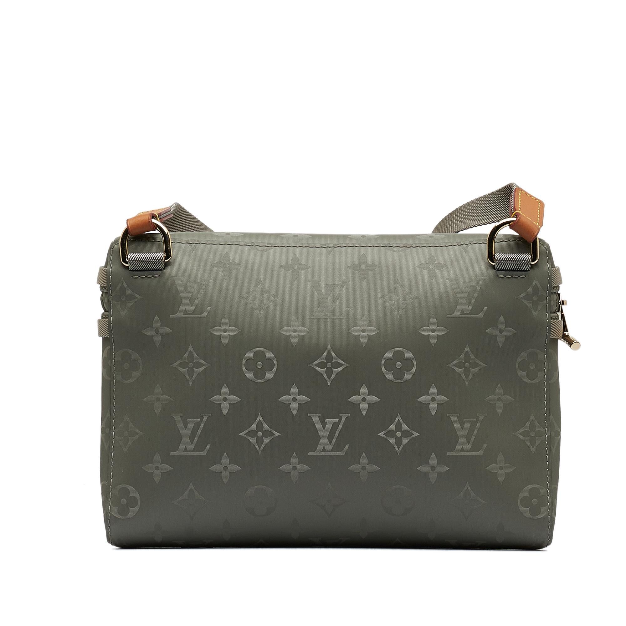 Louis Vuitton Monogram Titanium Messenger PM (SHG-0xX5Bz)
