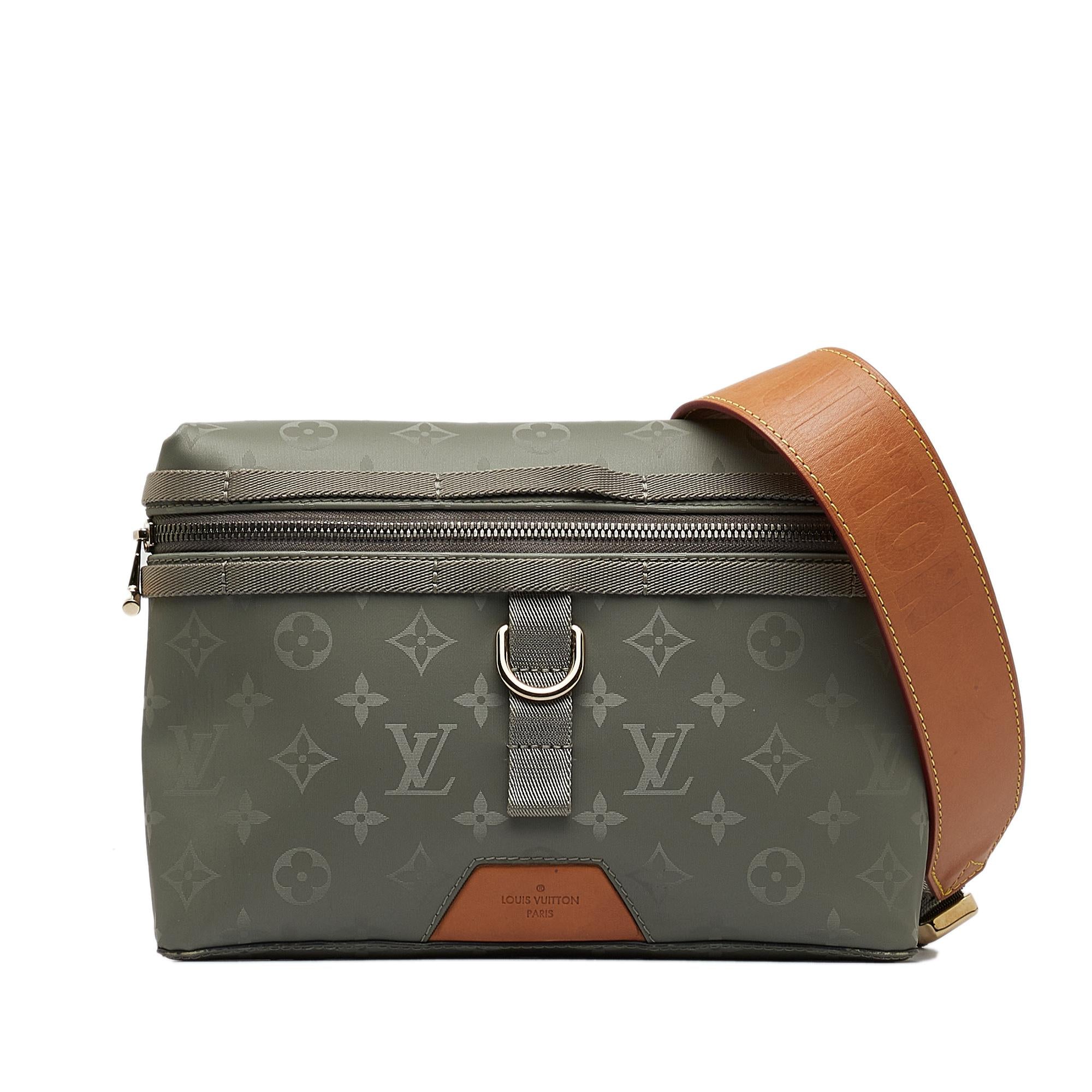 Louis Vuitton Monogram Titanium Messenger PM (SHG-0xX5Bz)