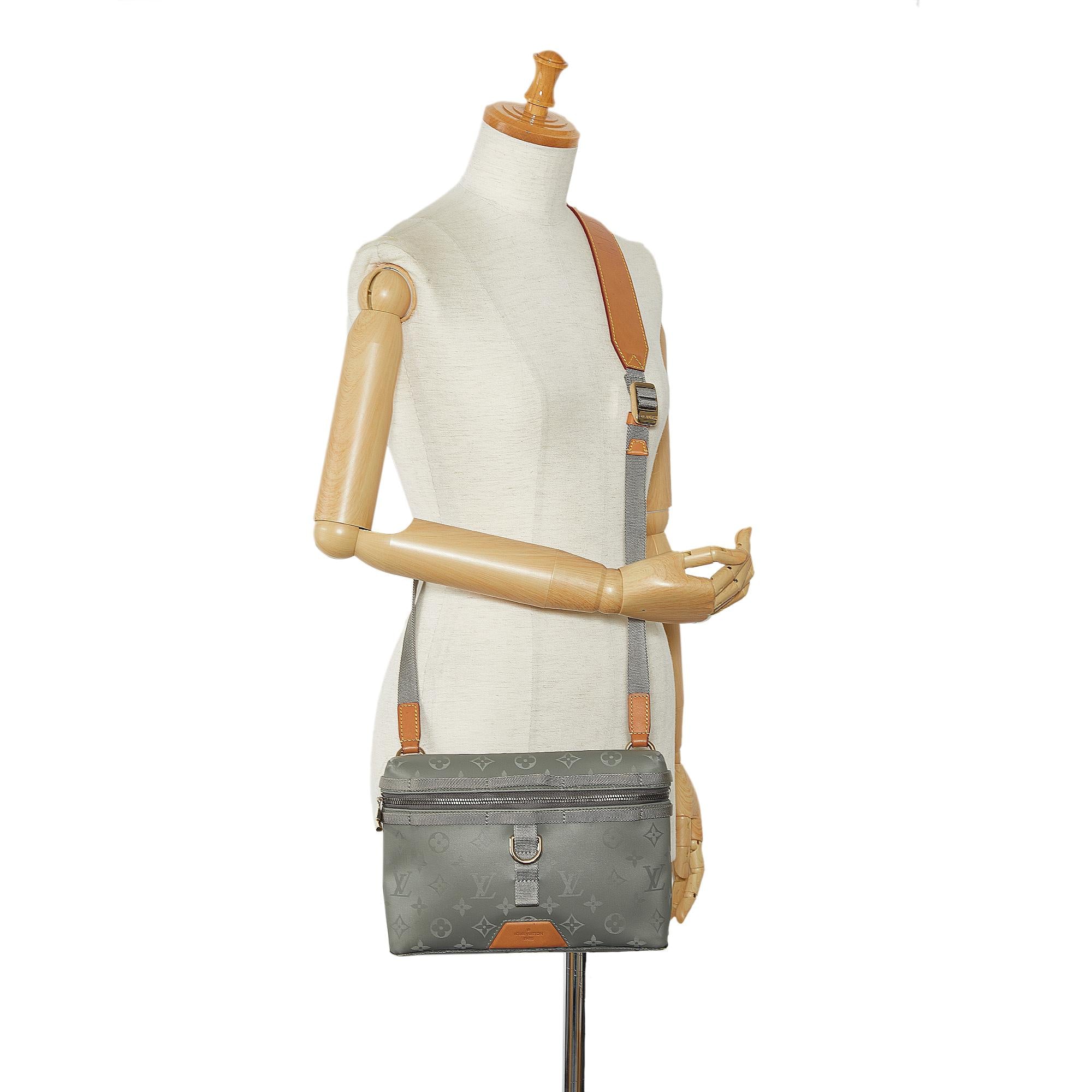 Louis Vuitton Monogram Titanium Messenger PM (SHG-0xX5Bz)