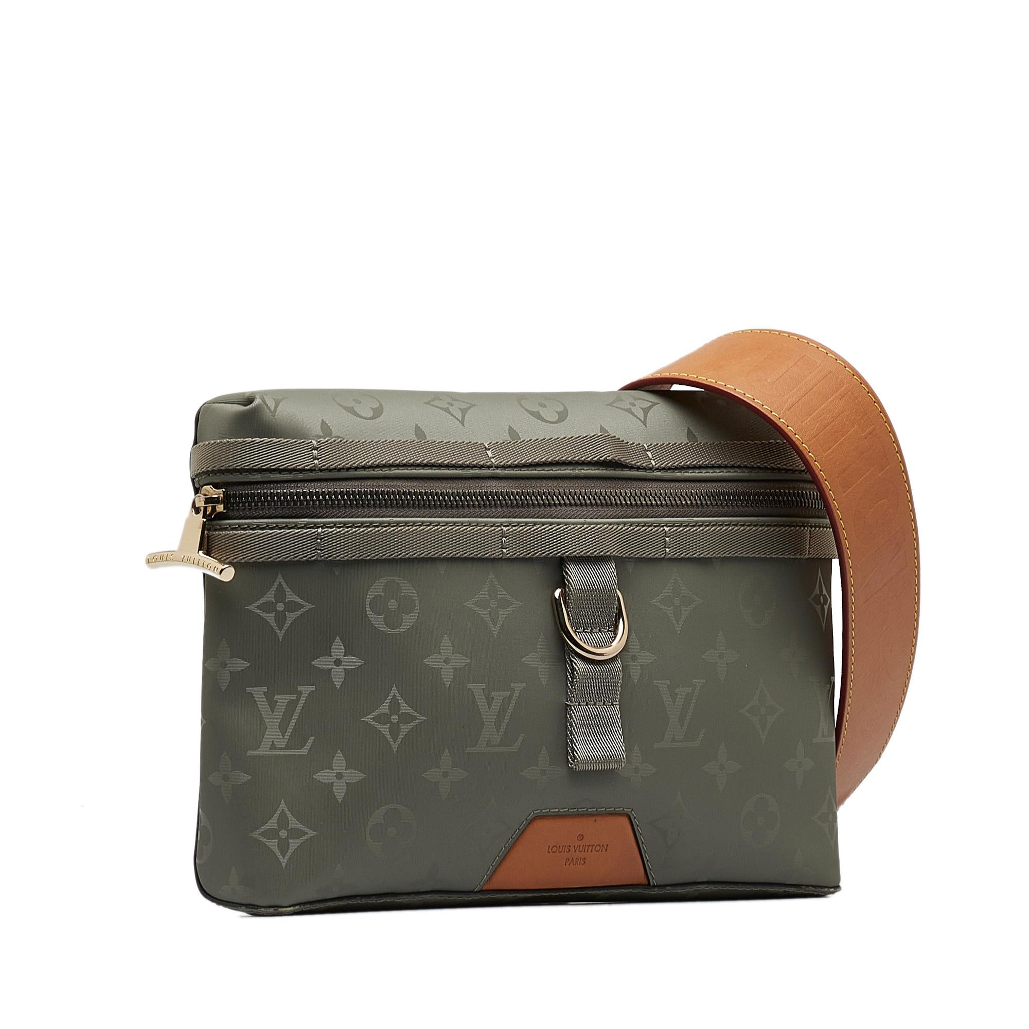 Louis Vuitton Monogram Titanium Messenger PM (SHG-0xX5Bz)